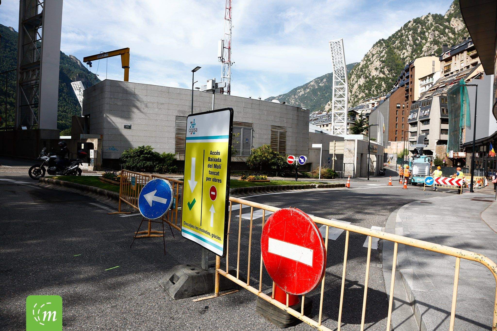 Des de Prat de la Creu no es pot anar cap a Príncep Benlloch per la Baixada del Molí.