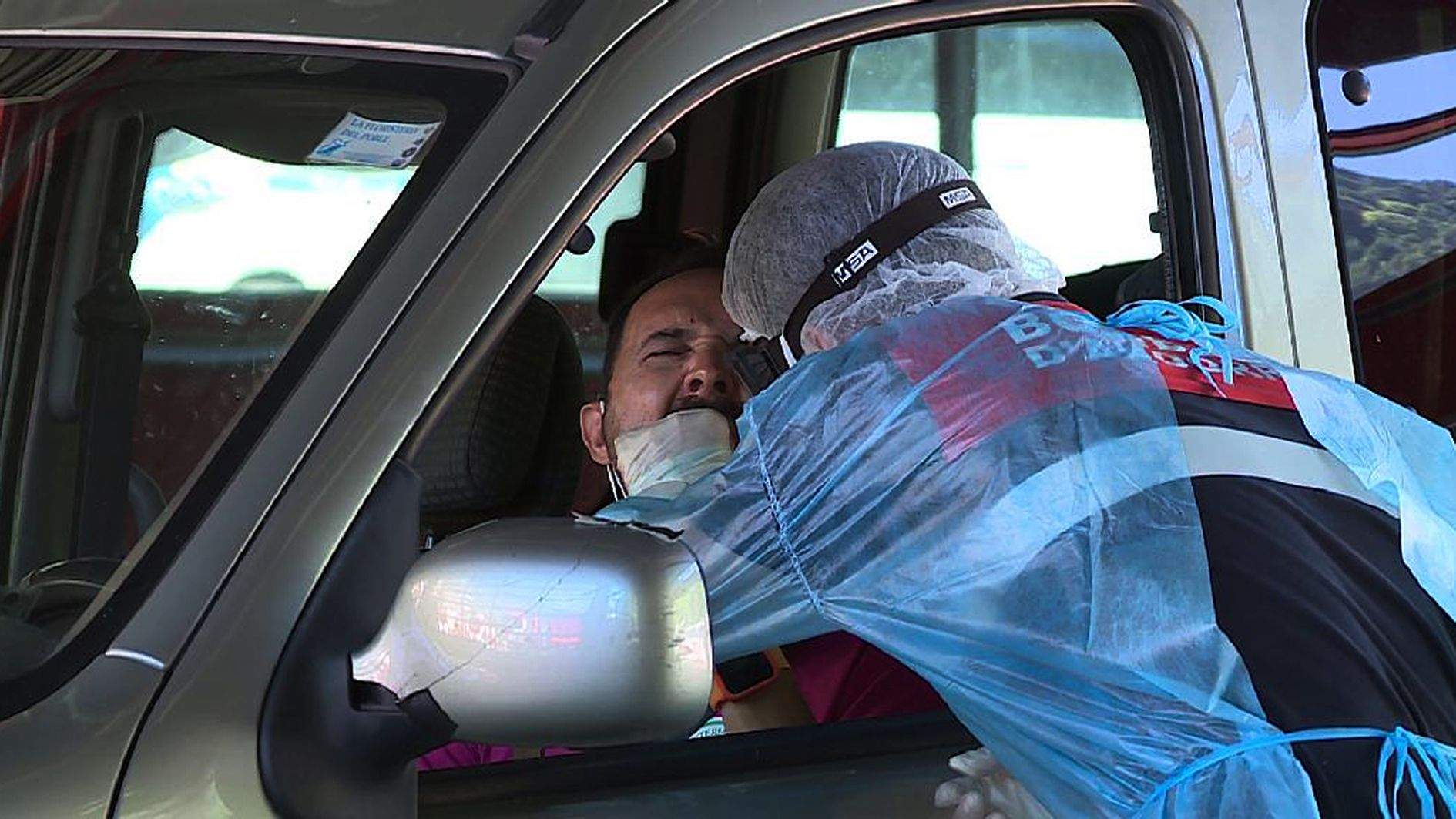 Extracció de mostra per fer una TMA a la caserna dels bombers.