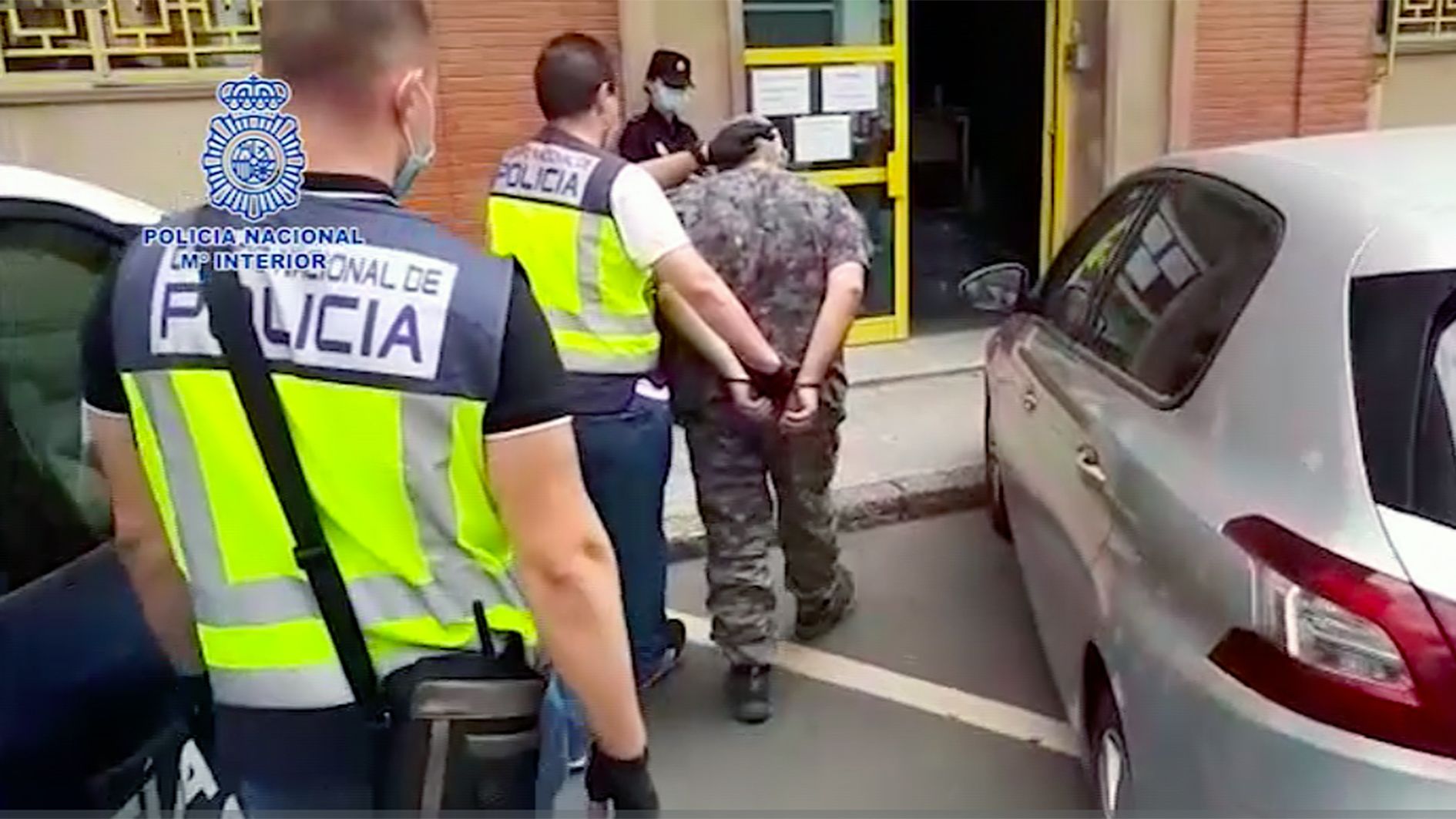 Agents de la policia nacional espanyola traslladen el detingut cap a la comissaria.