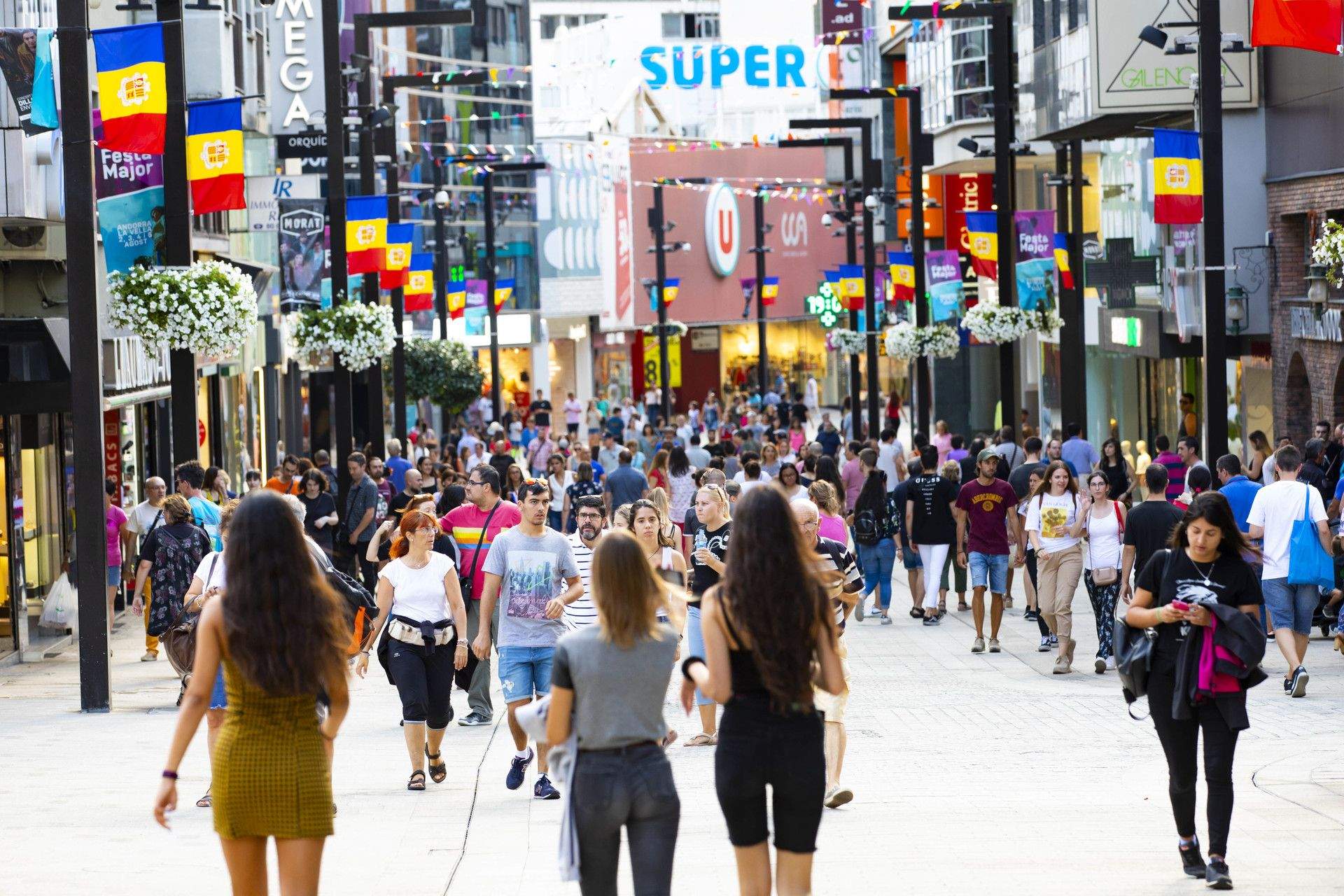 Turistes a l'avinguda Mertixell.