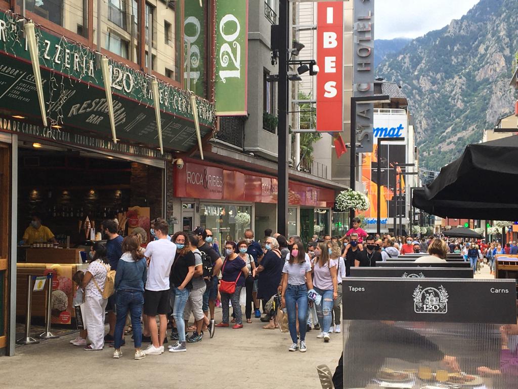 Cua en un restaurant de l'avinguda Meritxell aquest dimarts.