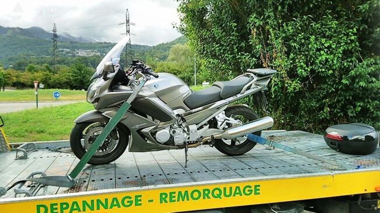 La moto, a dalt del camió-grua, que la va portar al garatge de la policia.