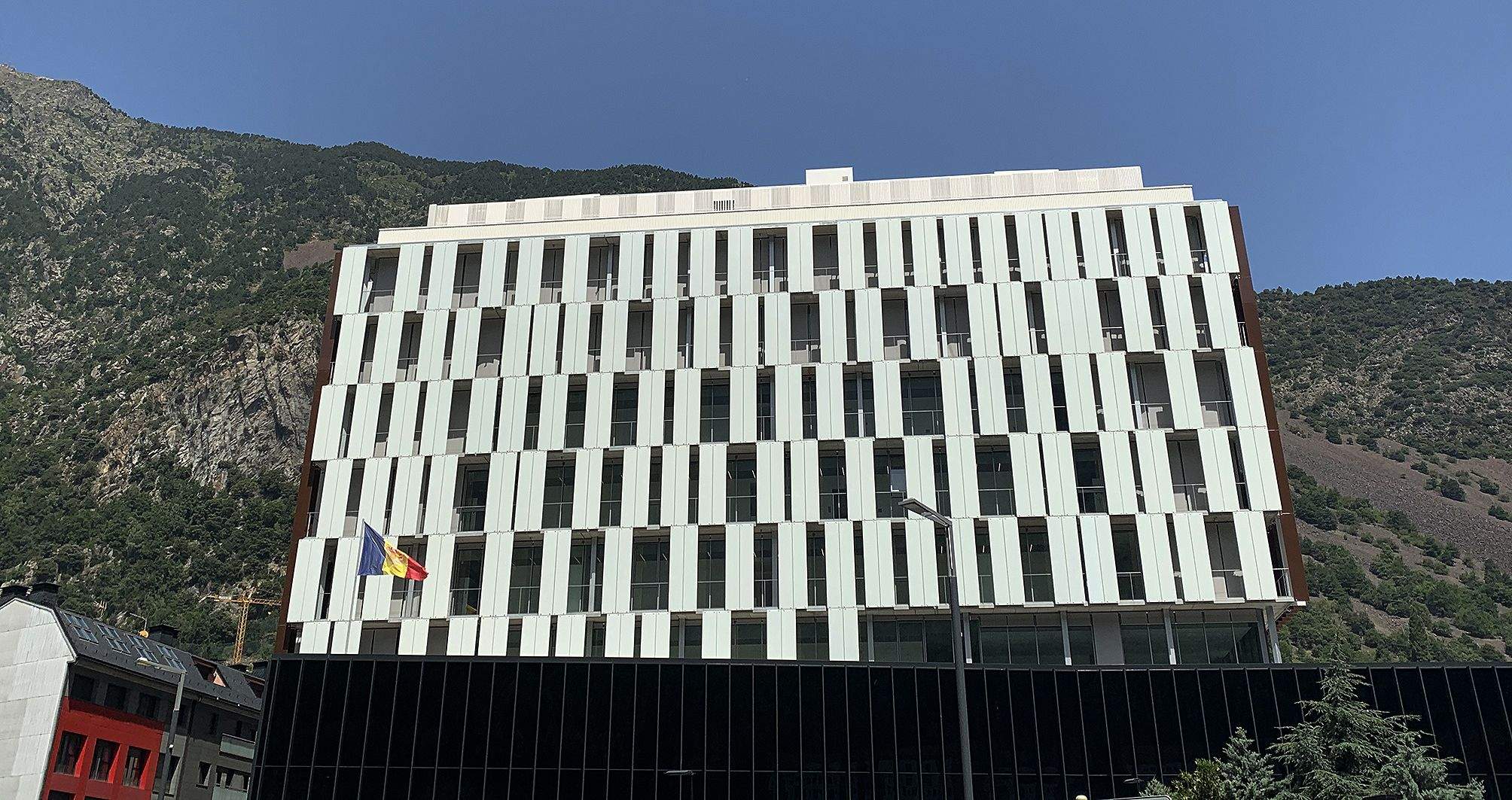 Una vista de l'edifici en la cara que dóna a l'avinguda Tarragona.