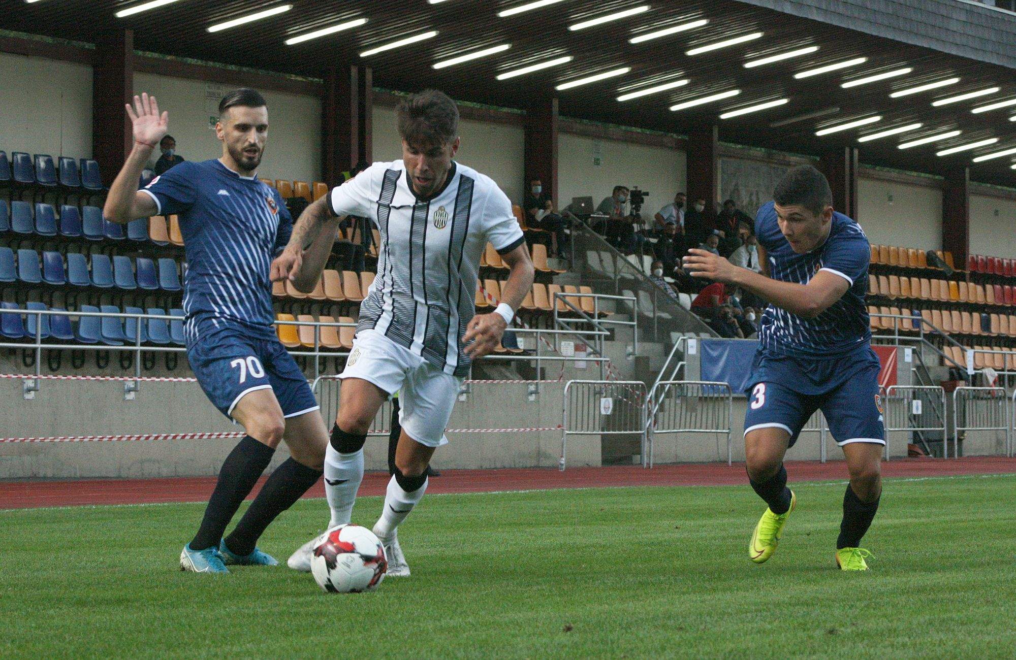 Luigi San Nicolás intenta escapolir-se entre dos rivals.