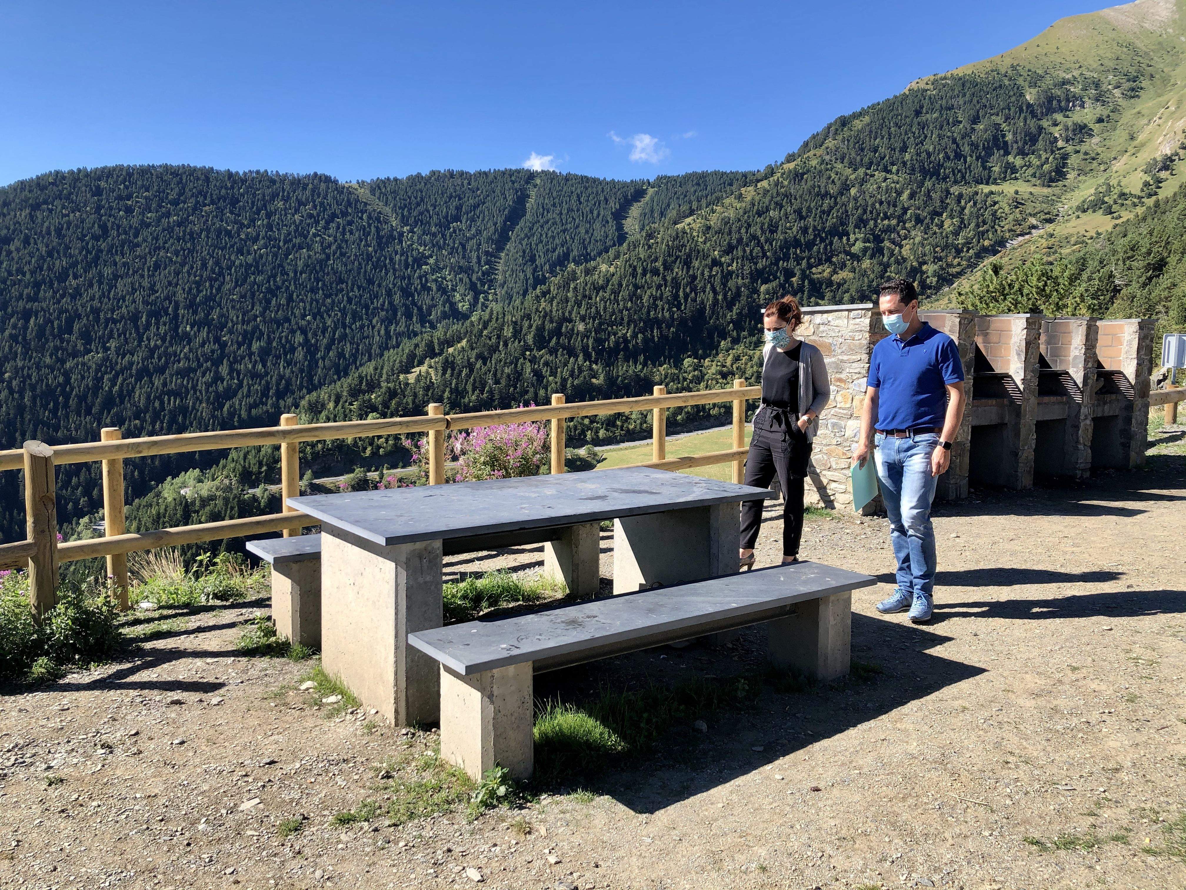 La directora de Medi Ambient del comú Eva López, i el conseller del comú, Sergi Gueimonde, al berenador del Roc de la Sabina.