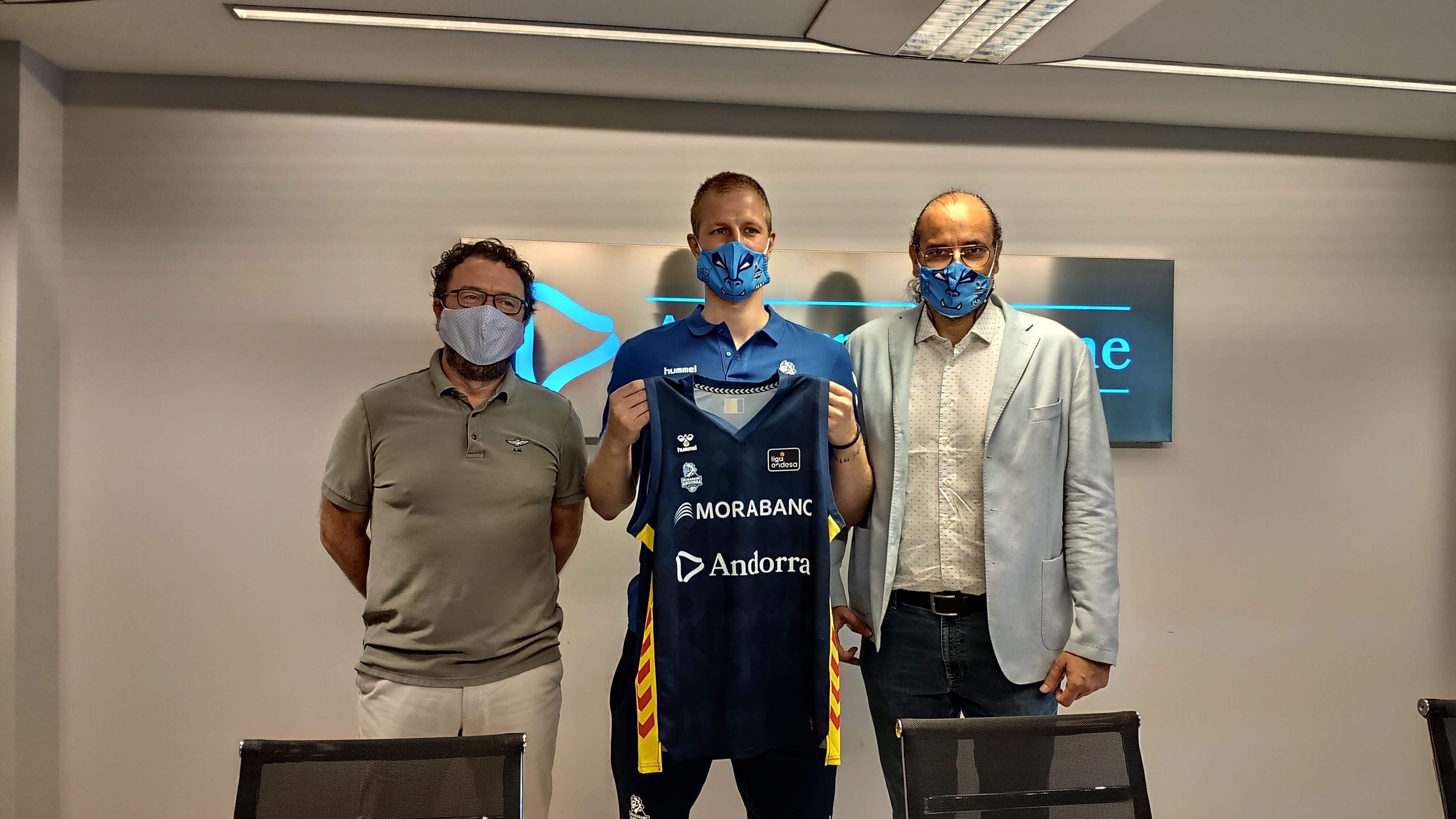 Hakur Palsson entre Betim Budzaku, director general d'Andorra Turisme, i Francesc Solana.