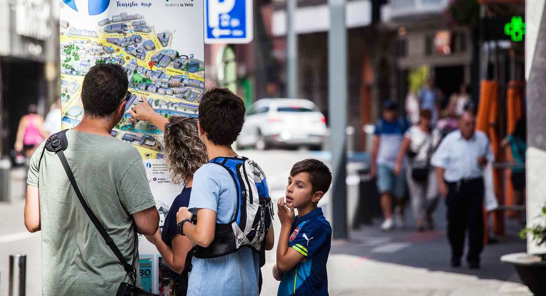Uns visitants consulten un plànol turístic.