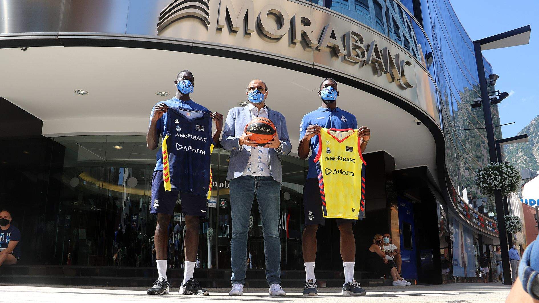 Presentació de Malik Dime i Tunde, amb Francesc Solana enmig de tots dos, davant la seu de MoraBanc.