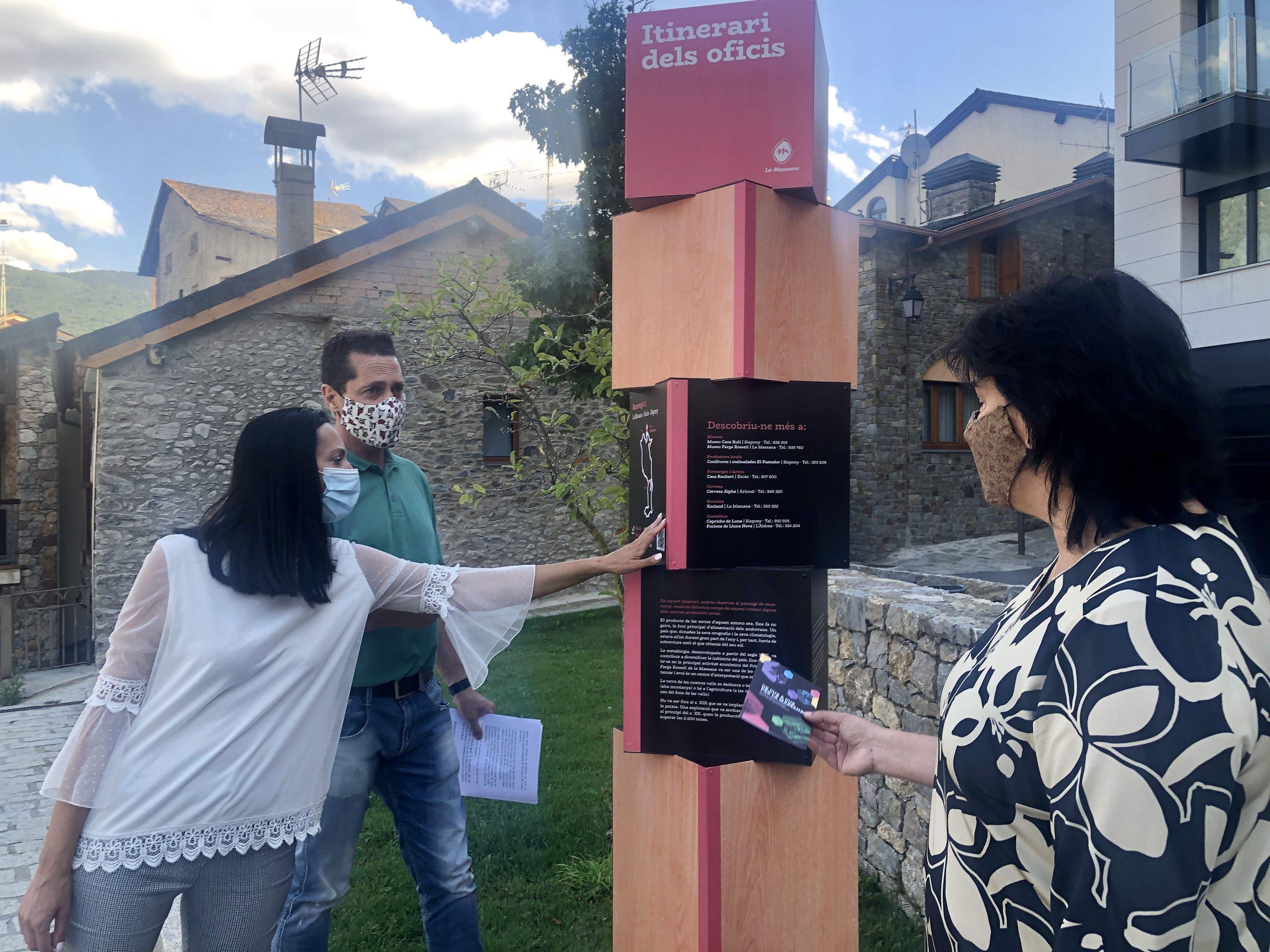 Les cònsols Olga Molné i Eva Sansa i el conseller de turisme, Sergi Gueimonde aquest dijous.