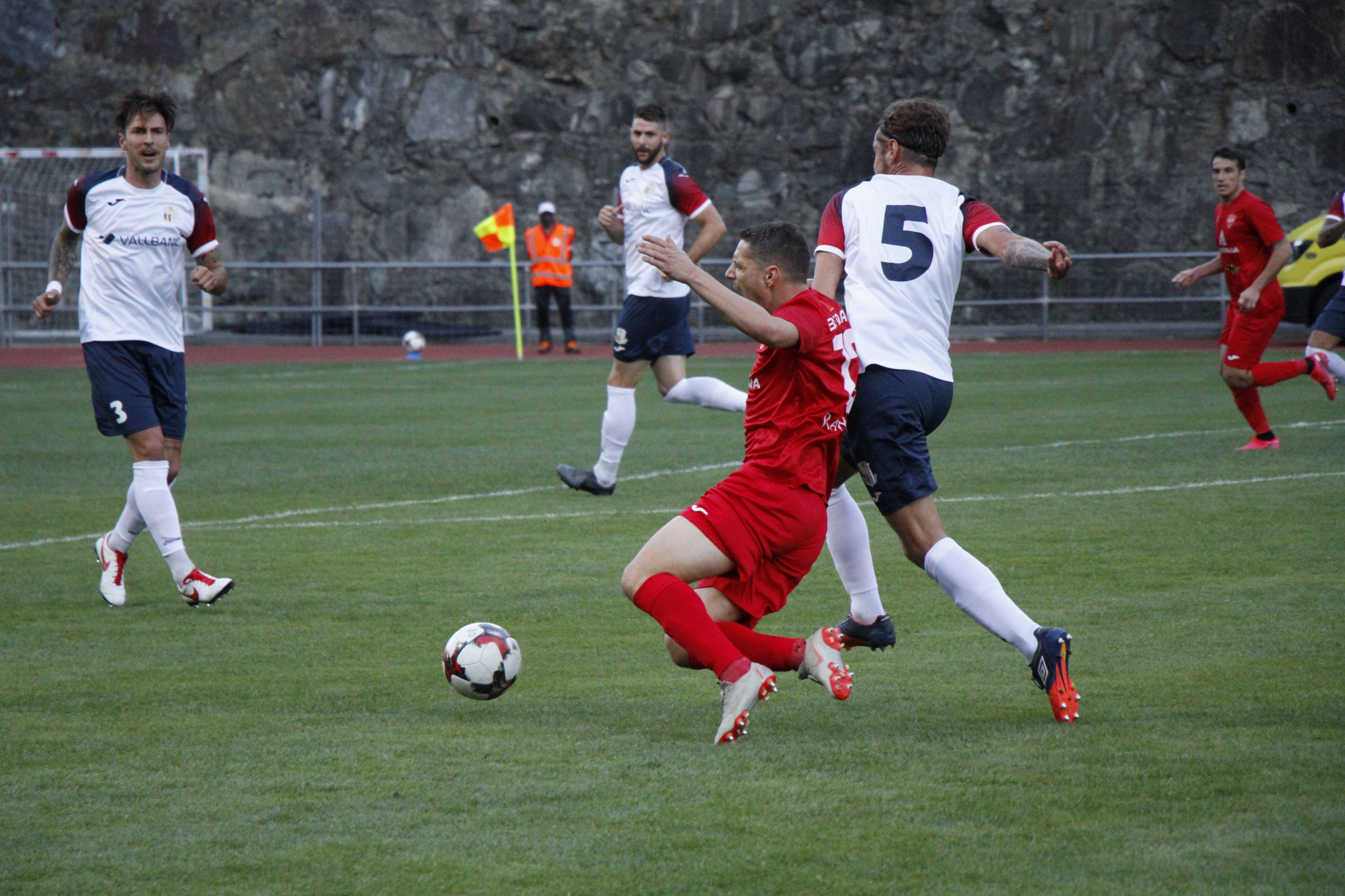 Rebés fa falta sobre Jovanović en el partit d'aquest dijous.