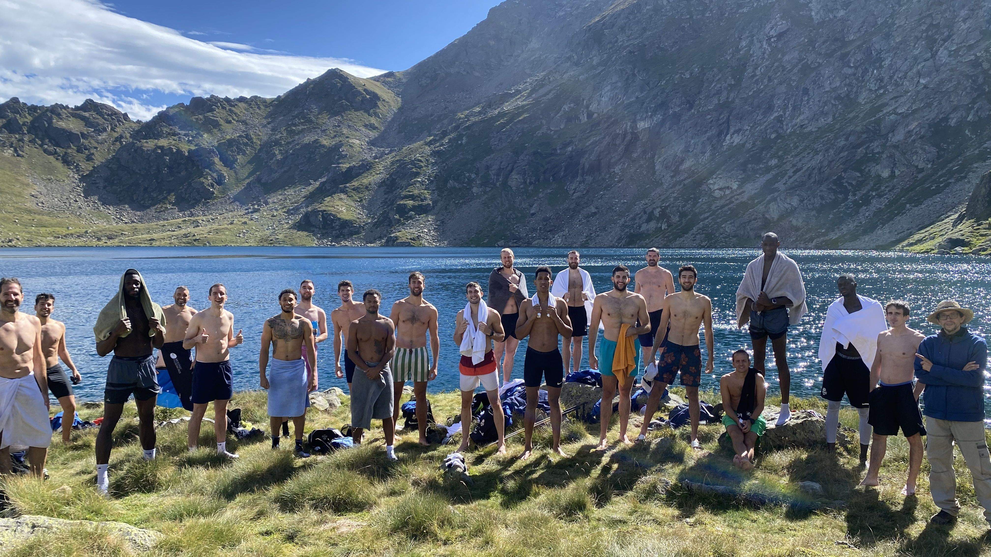 Els integrants del grup davant l'Estany Blau.