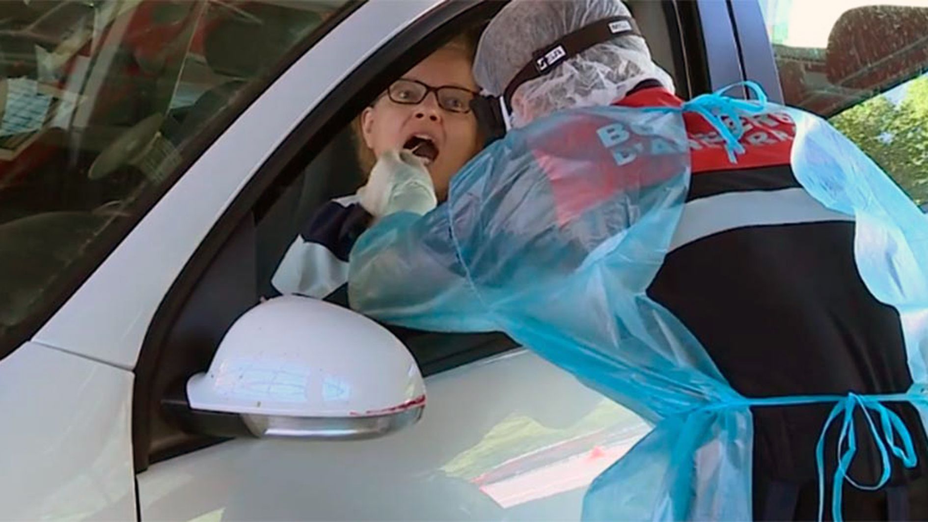 Una extracció de mostres de mucosa a la caserna de bombers.