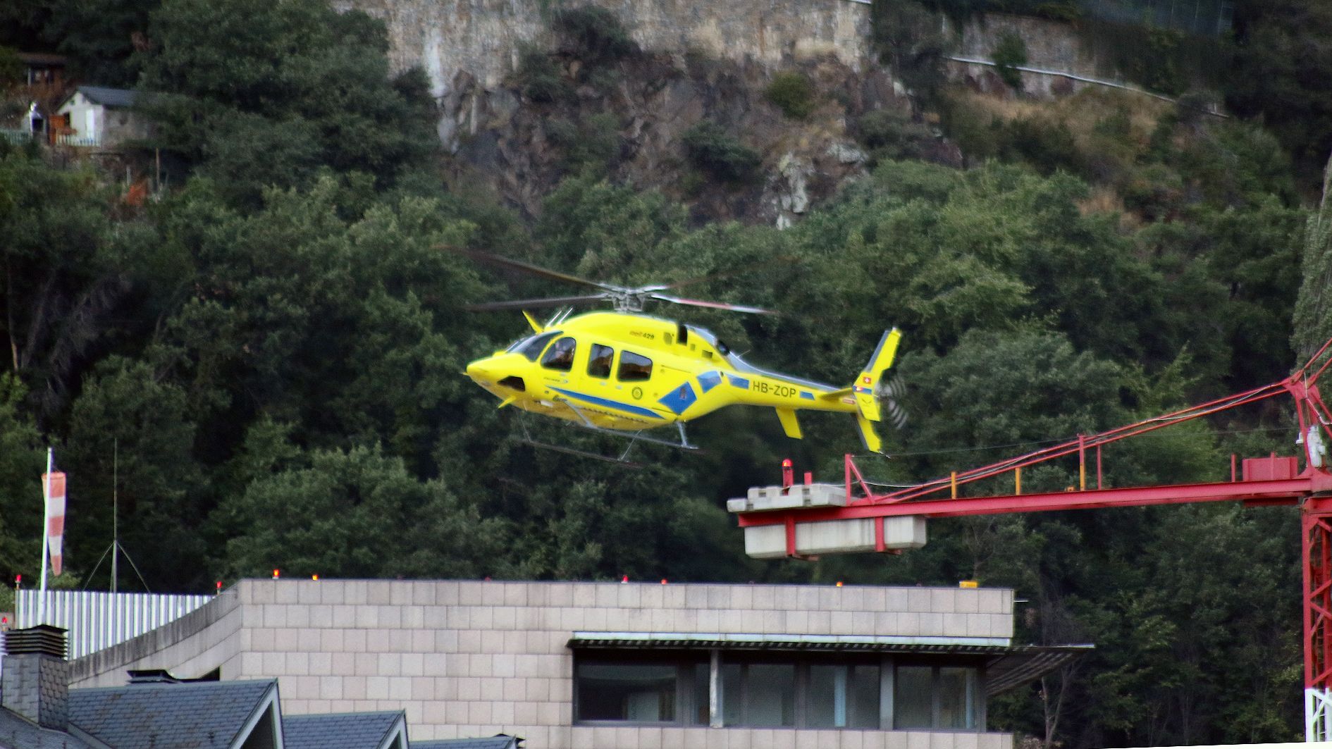L'helicòpter fa la maniobra d'aproximació a l'helistop de l'hospital en una de les actuacions d'aquest dijous.