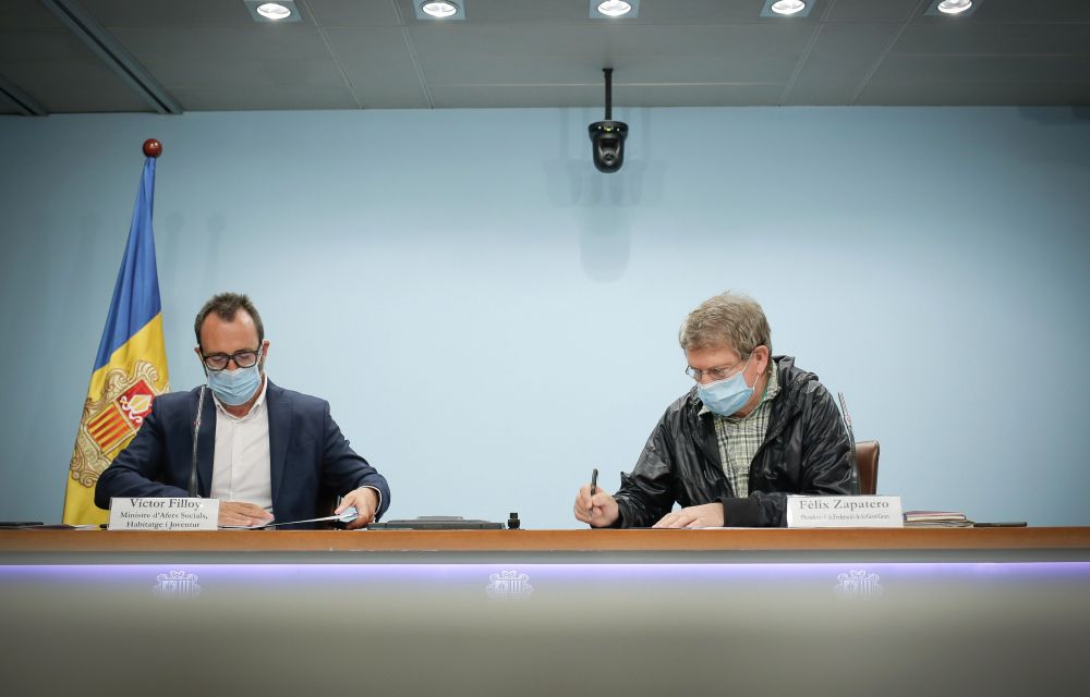 Fèlix Zapatero (dreta) durant la firma del conveni amb el ministre d'Afers Socials, Víctor Filloy. | C. ESTEVE / SFGA