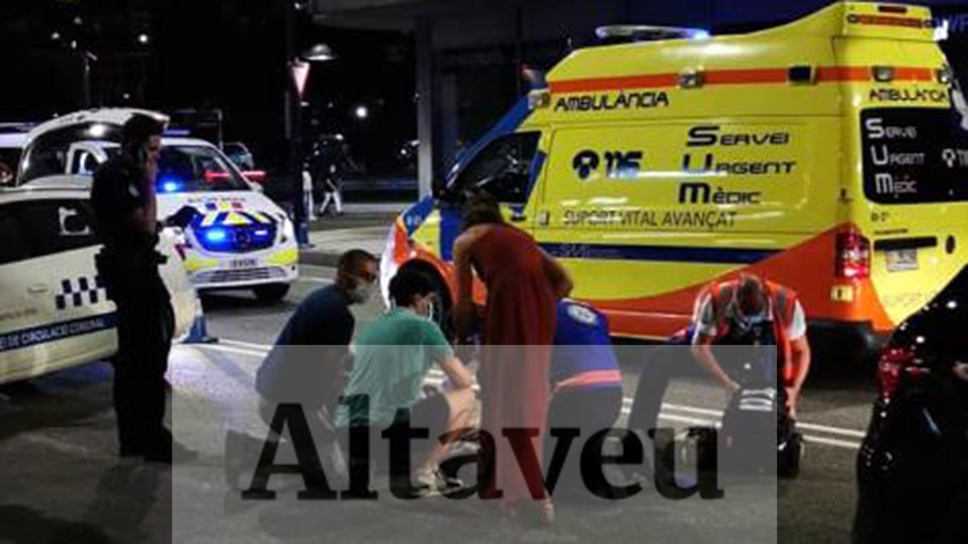 Diverses persones atenent amb els equips d'emergència i en presència d'agents de policia el ferit. Diverses persones atenent amb els equips d'emergència i en presència d'agents de policia el ferit.