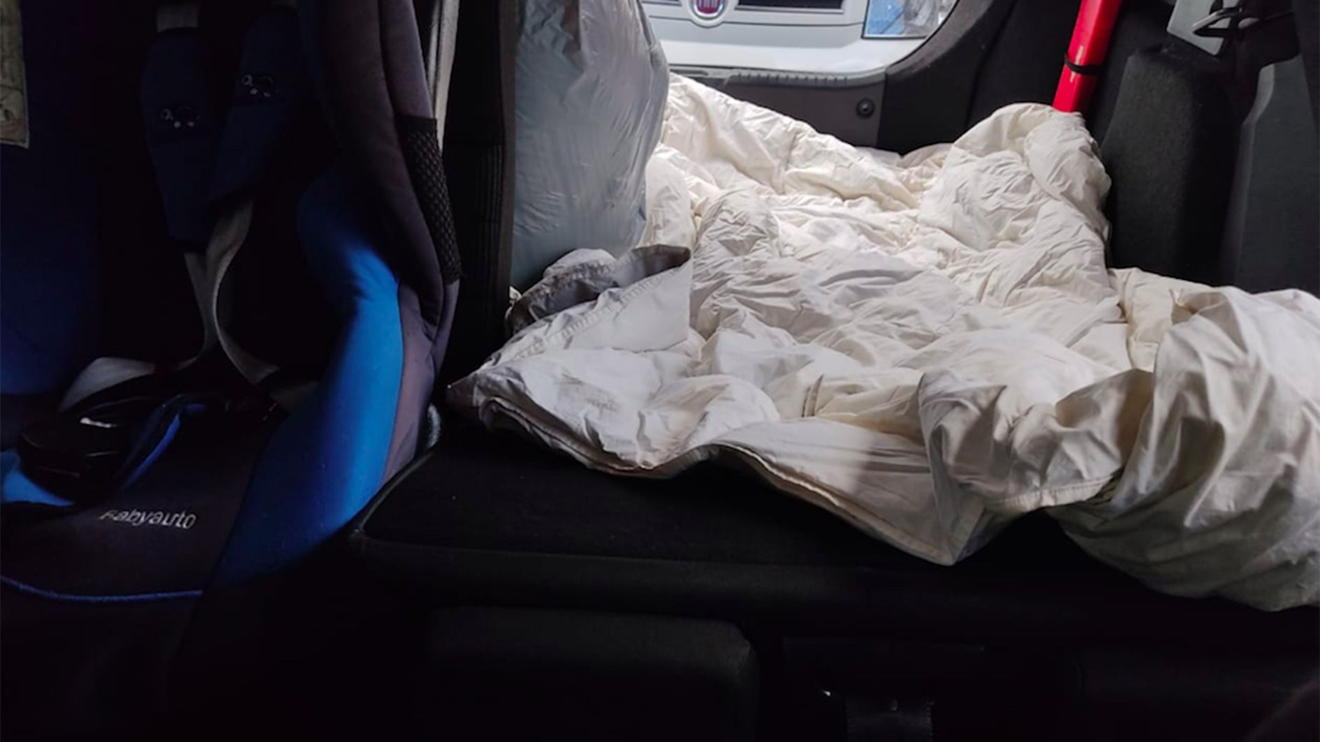 Pertinences de Fabio a l'interior del cotxe en una imatge amb què pretén justificar que dormia al vehicle.