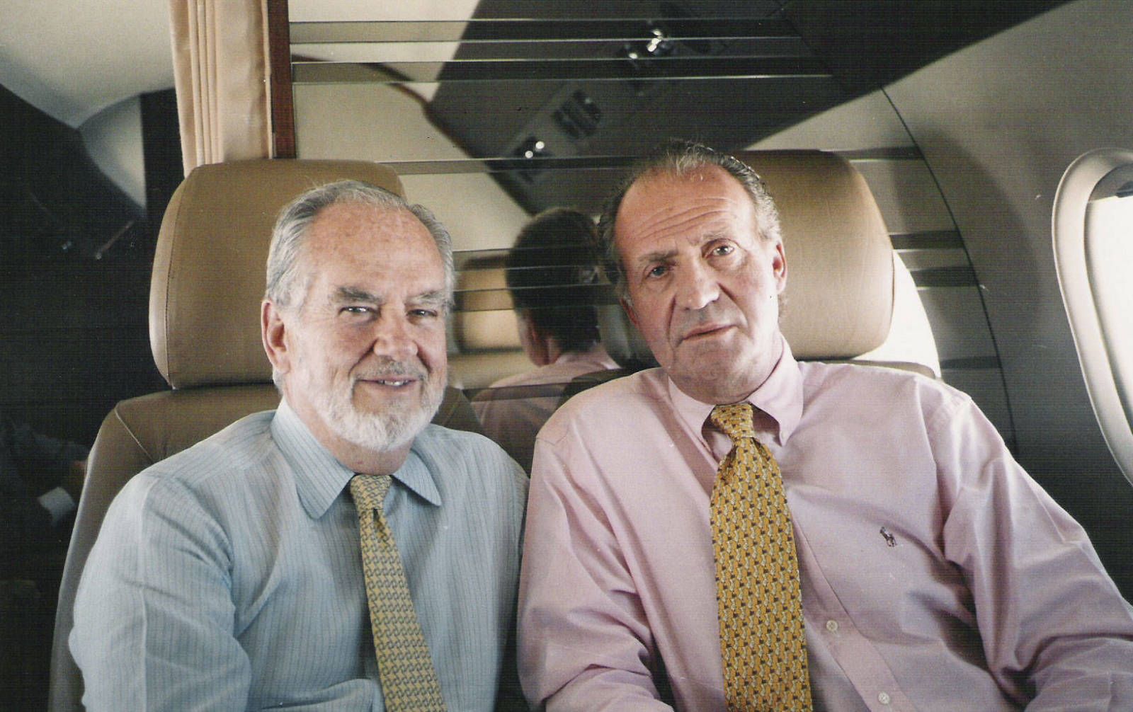 Manuel Prado y Colón de Carvajal al costat de Joan Carles de Borbó. Manuel Prado y Colón de Carvajal al costat de Joan Carles de Borbó.