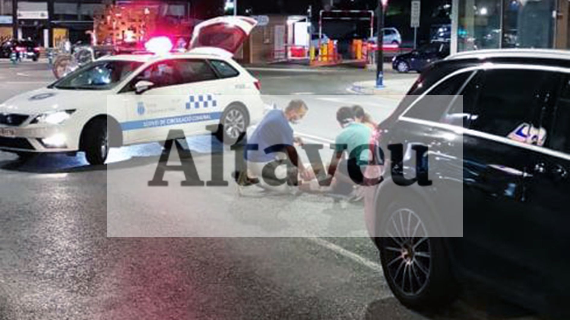 Primeres atencions al ferit en el lloc mateix de l'atropellament.