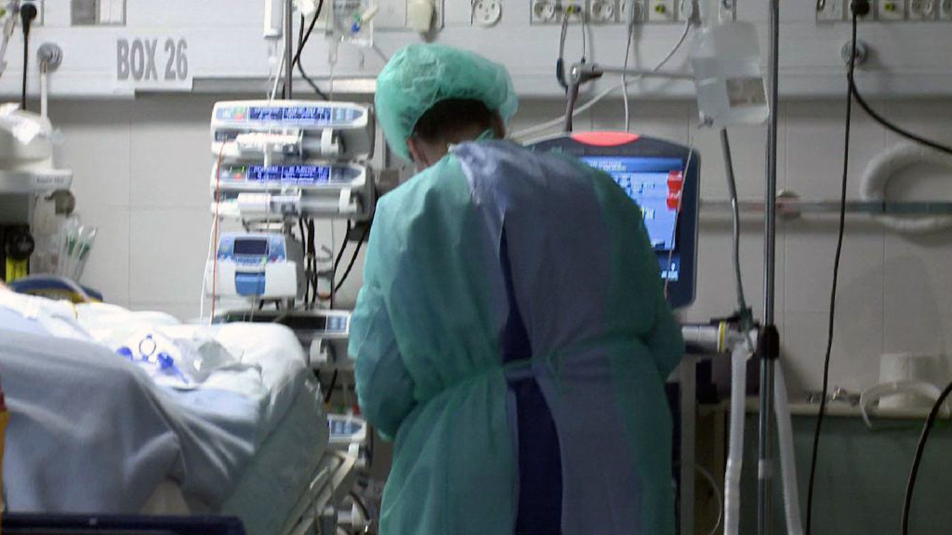 Un sanitari treballant en un box de l'Hospital Nostra Senyora de Meritxell.