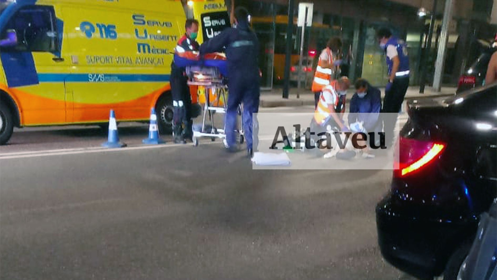 Sanitaris atenen la víctima en el lloc dels fets.