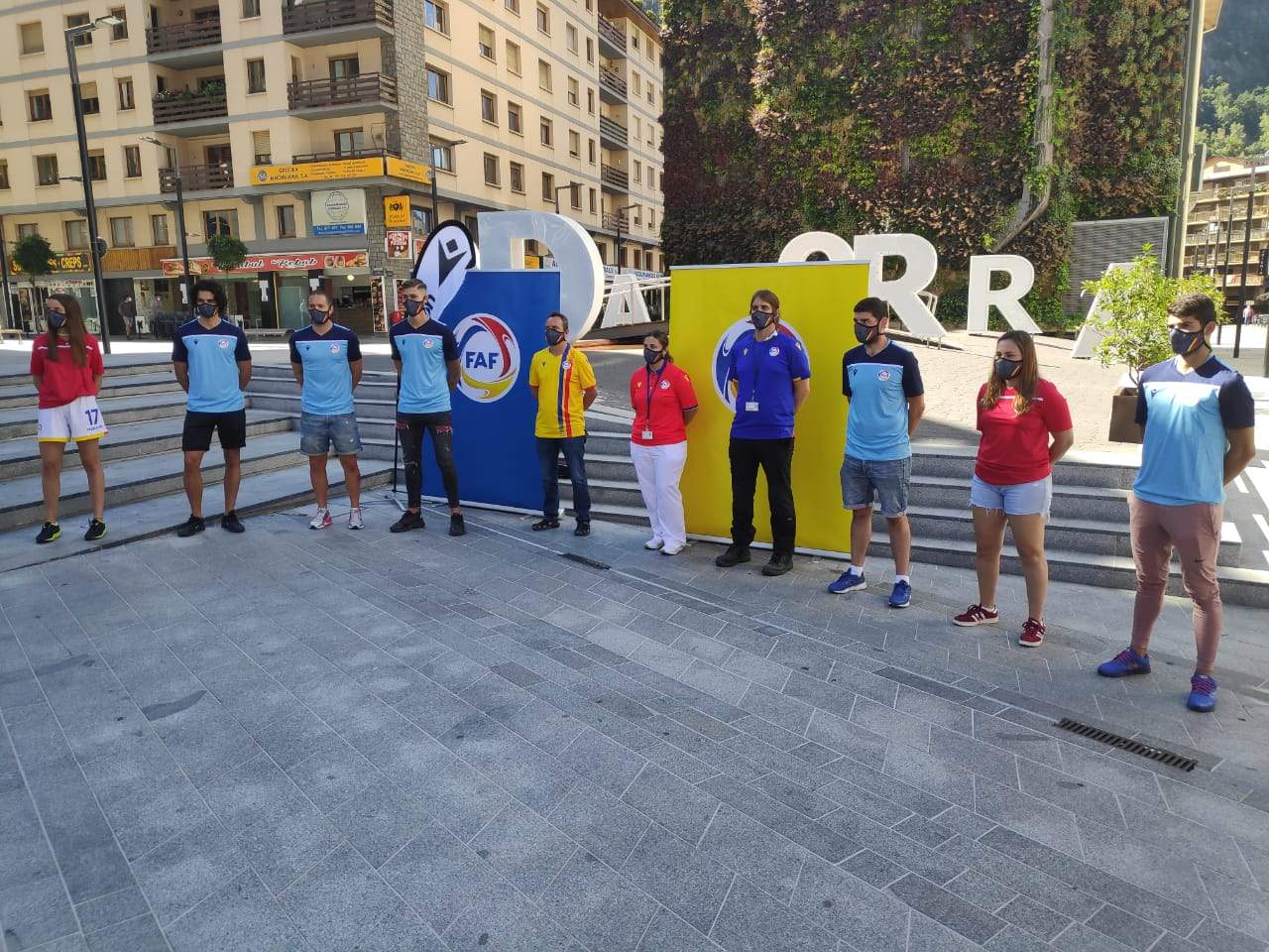 L'acte de presentació de les samarretes amb jugadors de l'entitat i representants del SAAS i la Creu Roja
