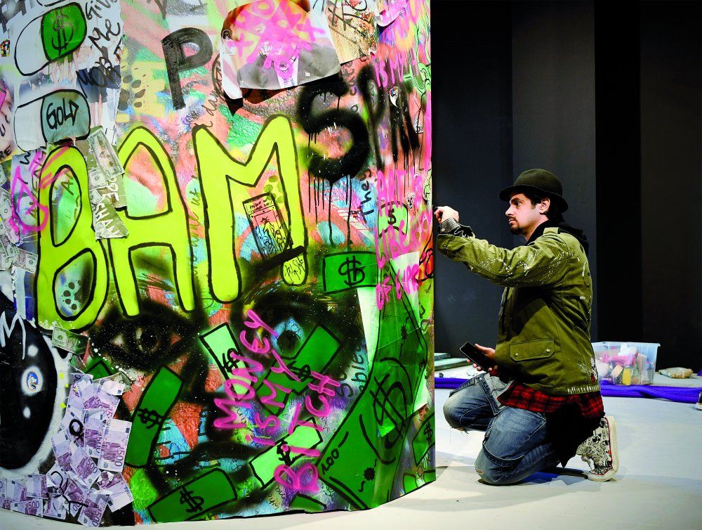 Philippe Shangti ultimant una de les seves creacions per a la Biennal.