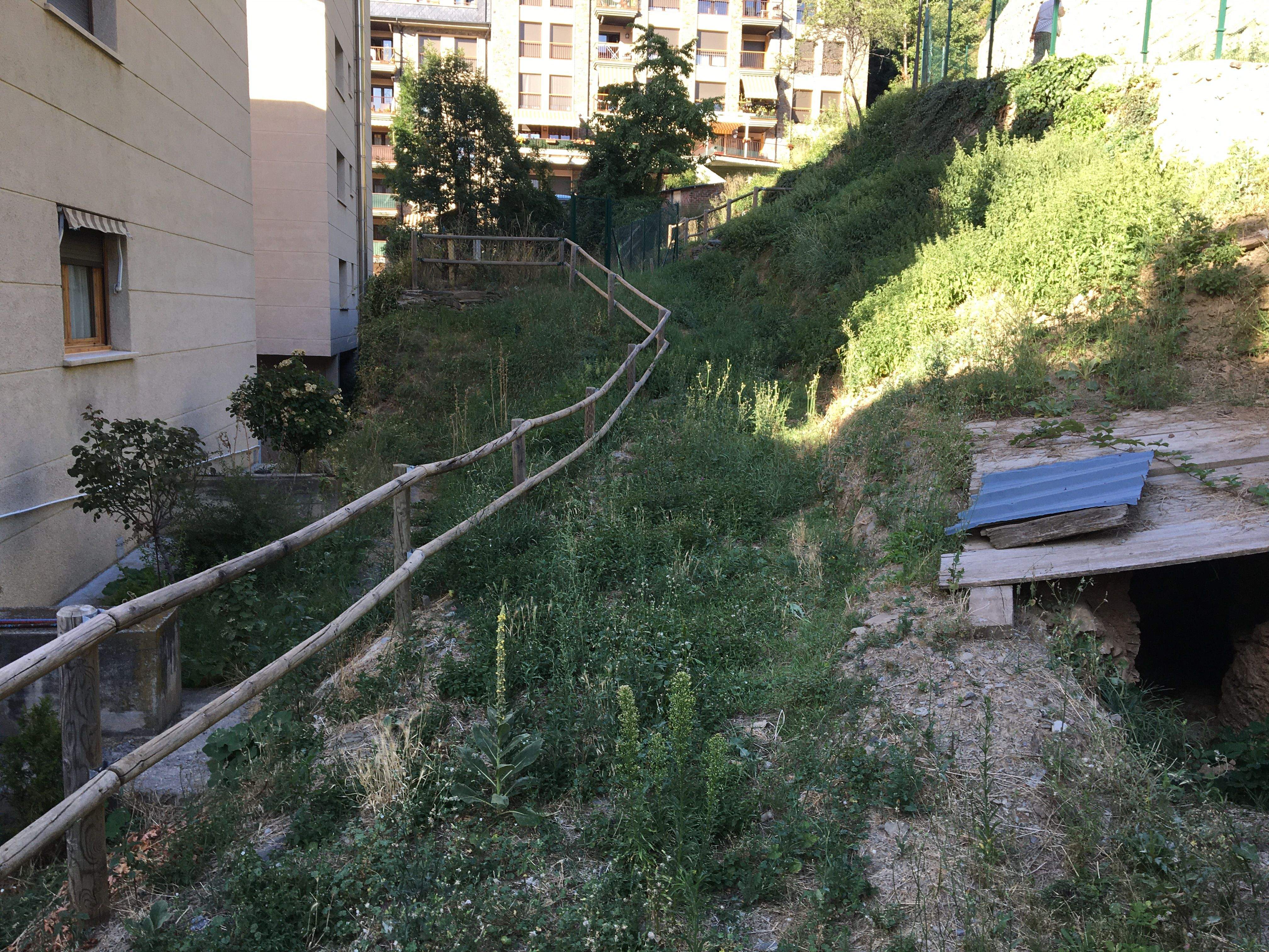 Terreny on hi haurà el nou parc infantil.