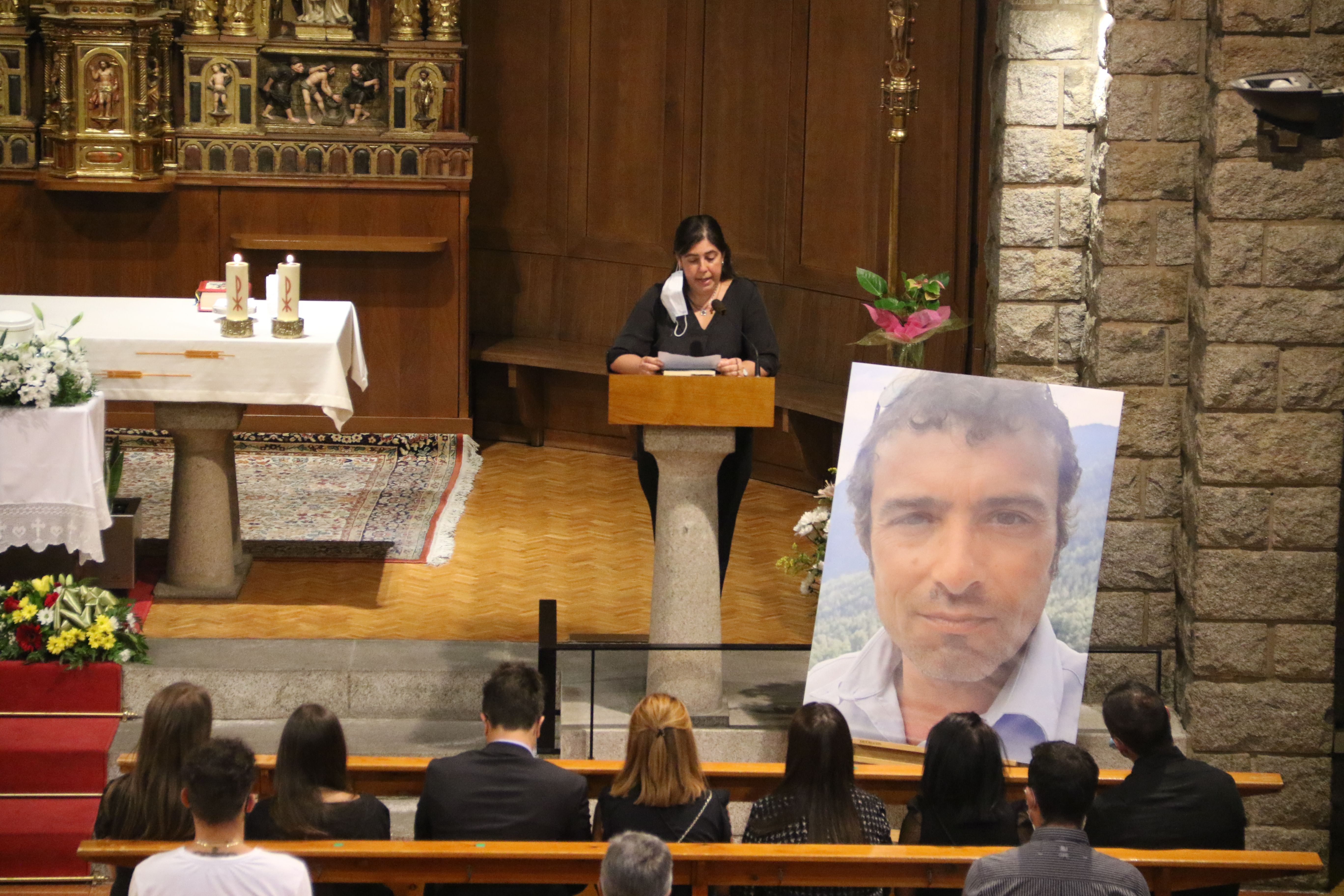 Un moment del funeral en què una amiga de la família llegeix un escrit redactat per la parella de la víctima.