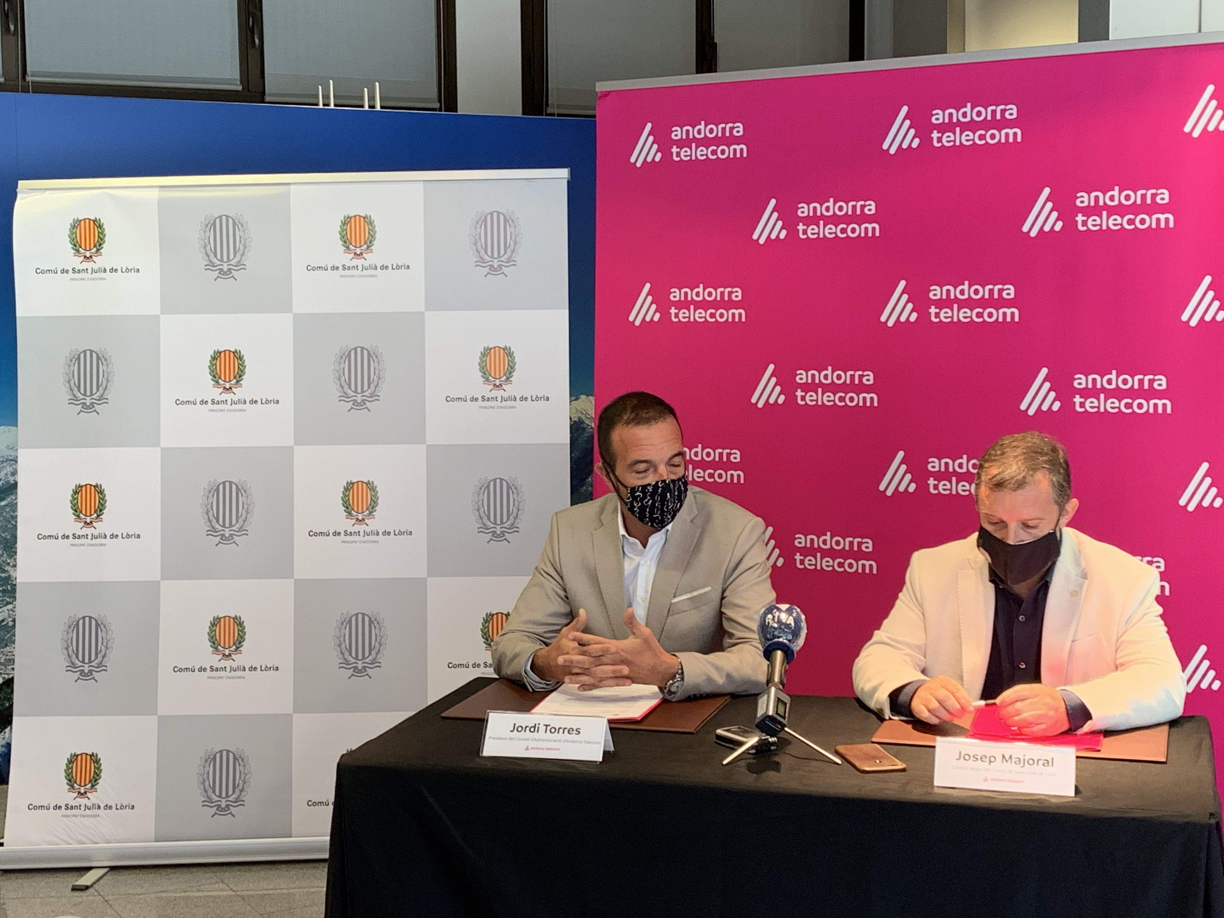 El ministre i el cònsol expliquen el contingut del conveni.