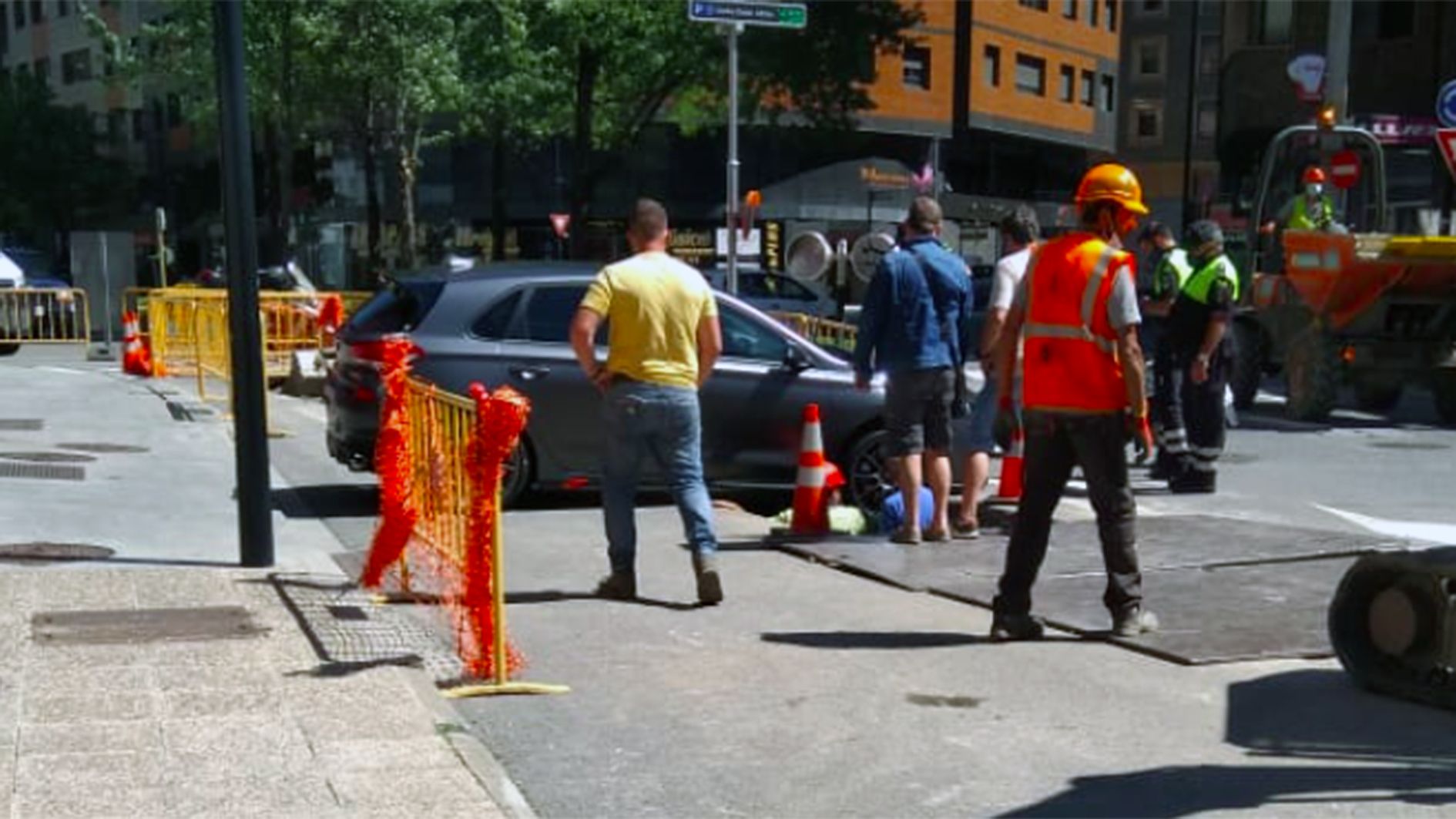 El vehicle ha acabat amb les rodes davanteres 'atrapat' a la rasa.