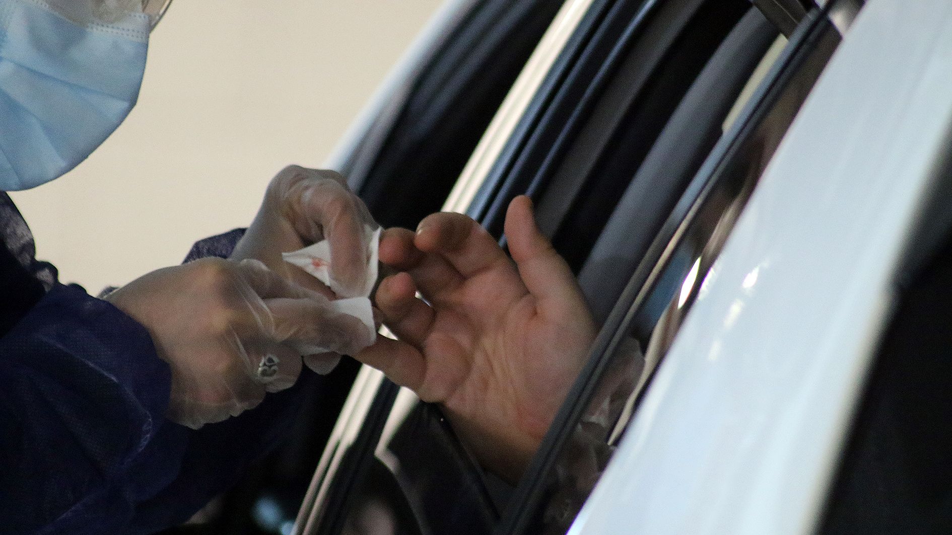 Una punció per extreure sang per a una prova serològica. Una punció per extreure sang per a una prova serològica.