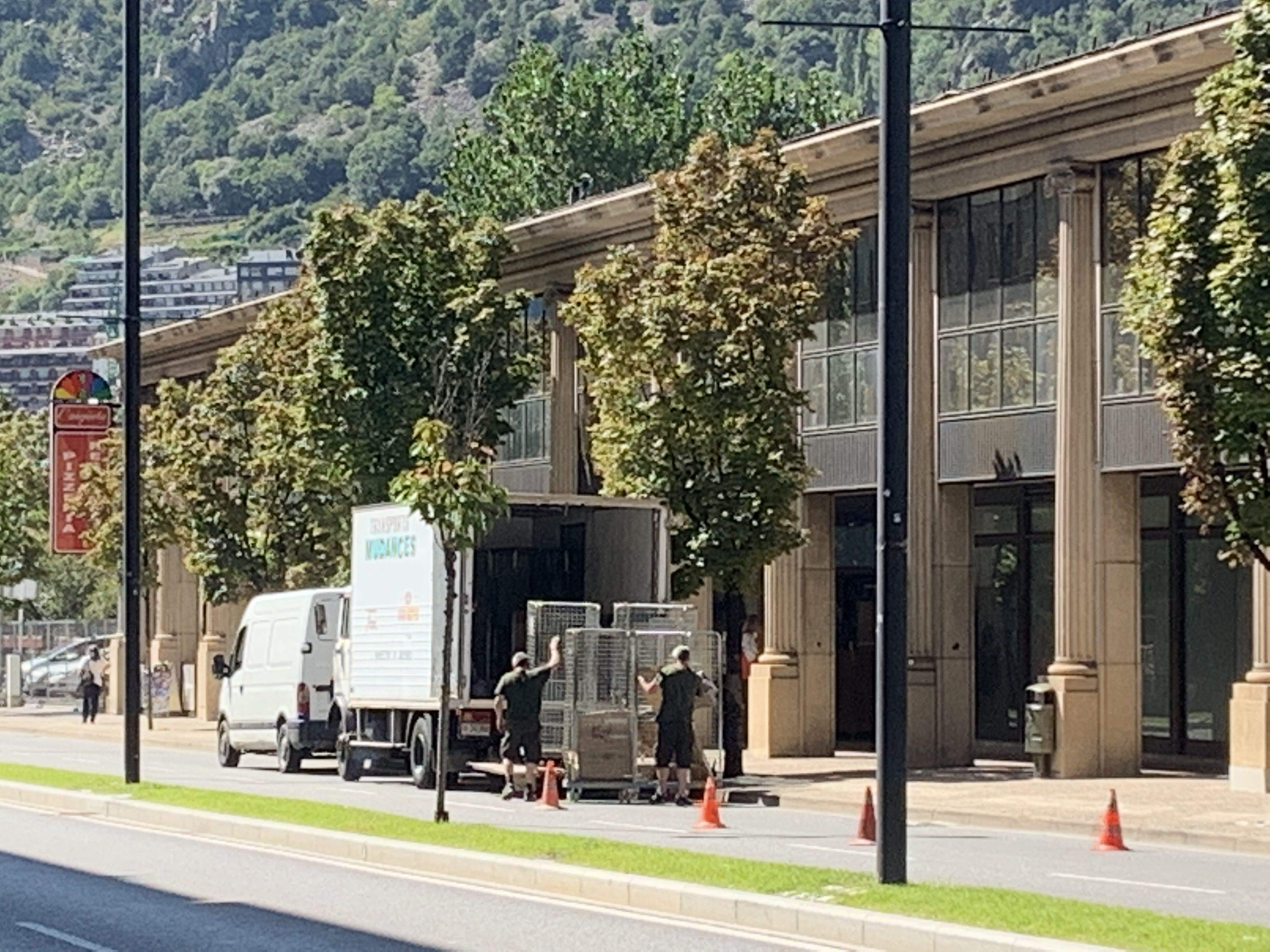 Operaris de l'empresa contractada per fer la mudança en plena feina.