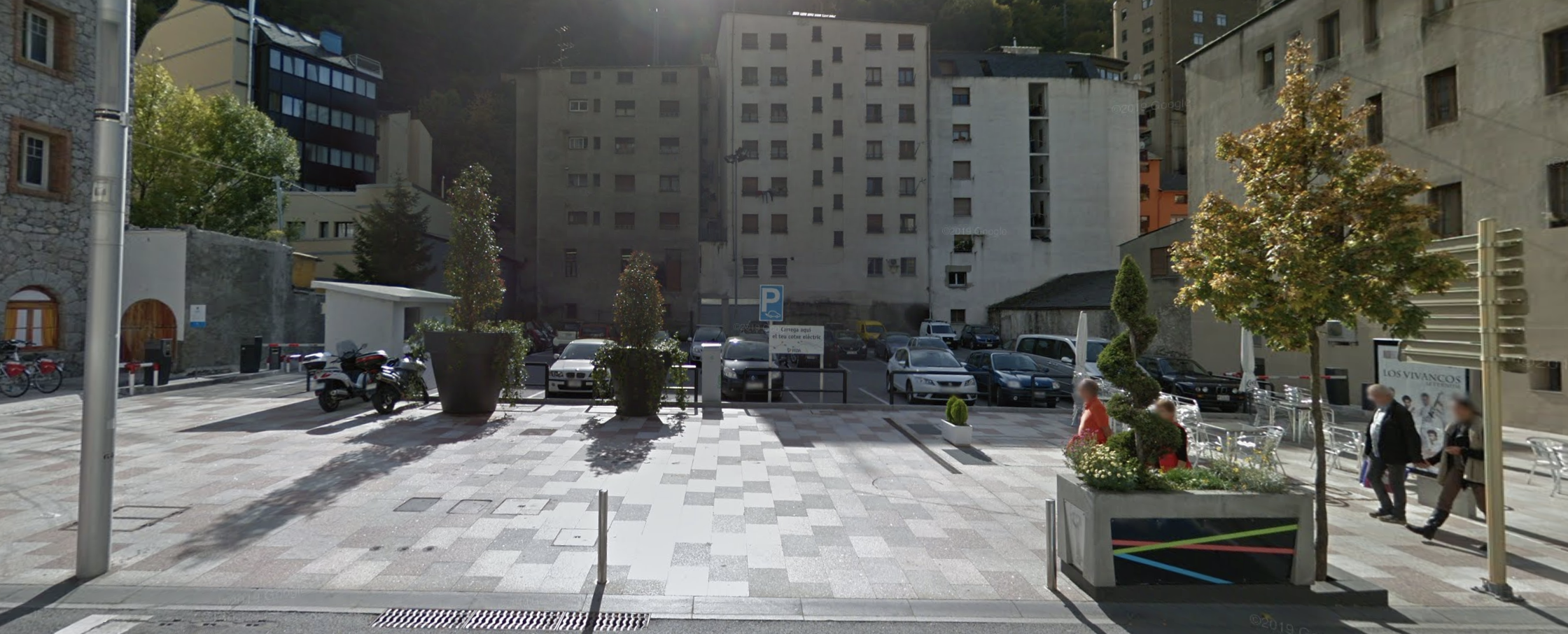 La parcel·la on es farà l'edifici multifuncional és ara ocupada per un aparcament de barrera. La parcel·la on es farà l'edifici multifuncional és ara ocupada per un aparcament de barrera.