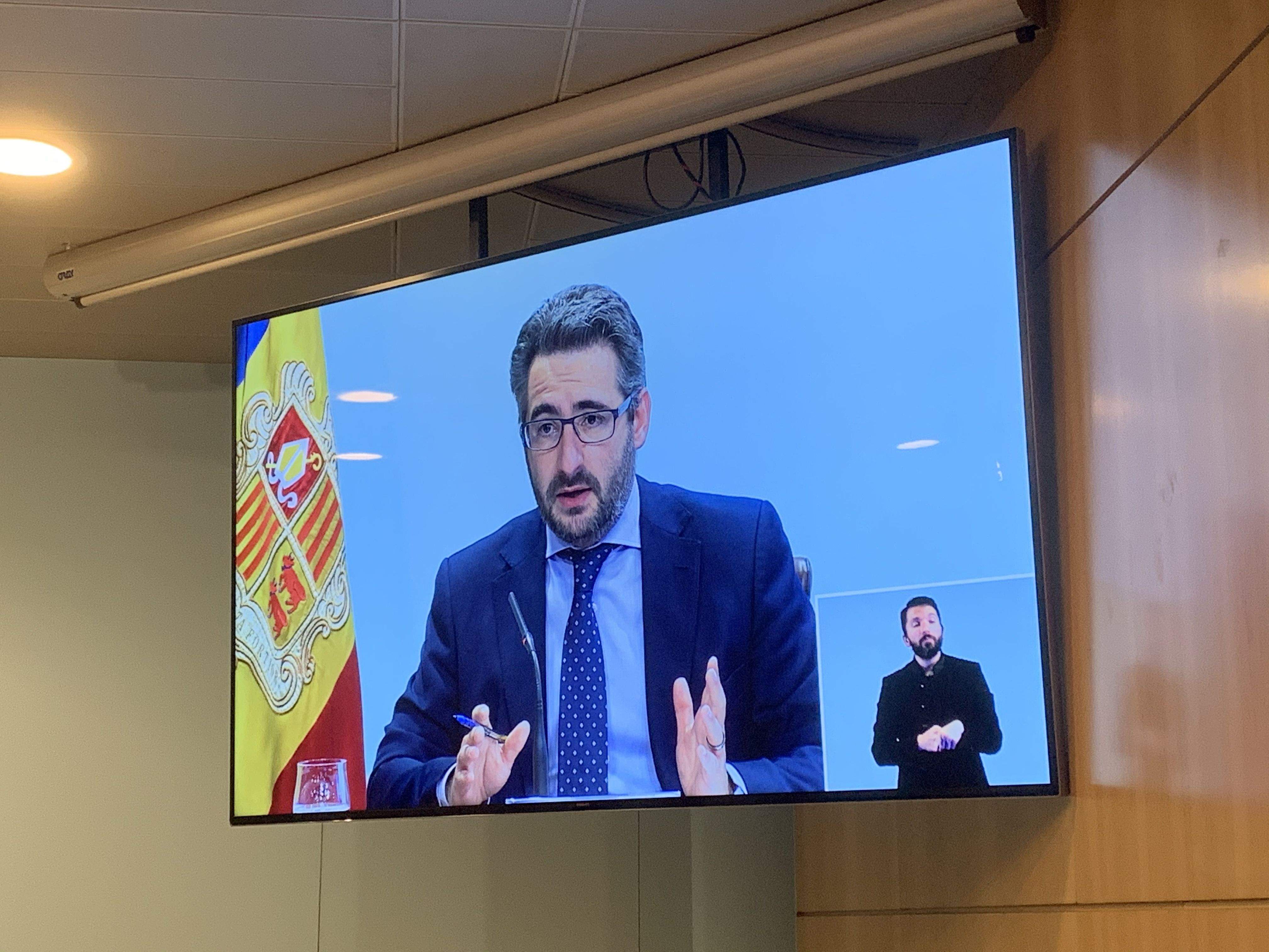 El ministre portaveu, Eric Jover, durant la compareixença a través de la pantalla de la sala de premsa de Govern.