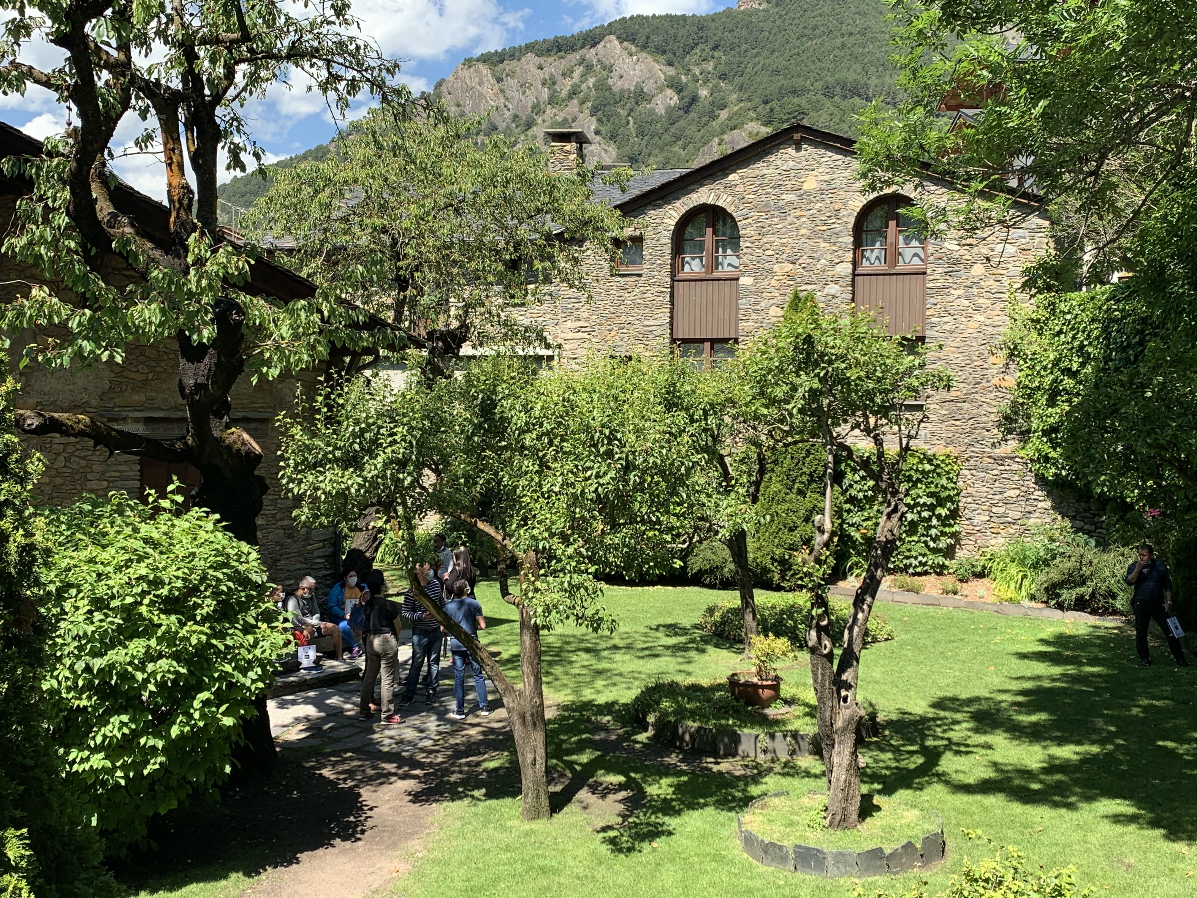 Els jardins exteriors de la casa-museu d'Areny-Plandolit.