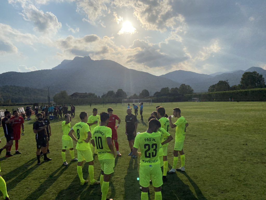 Una imatge de la pausa per hidratar-se al partit disputat aquesta tarda.