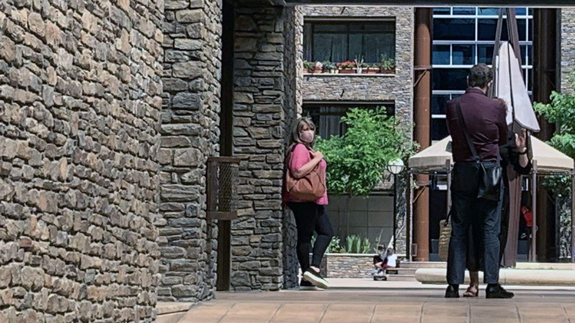 El processat, d'esquena, el dia que va anar a rebre la notificació de la sentència de primera instància.