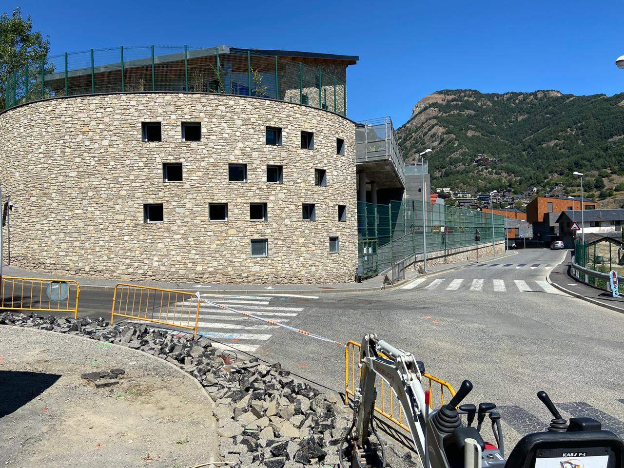 Obres per fer un nou punt de gir a tocar de les escoles.