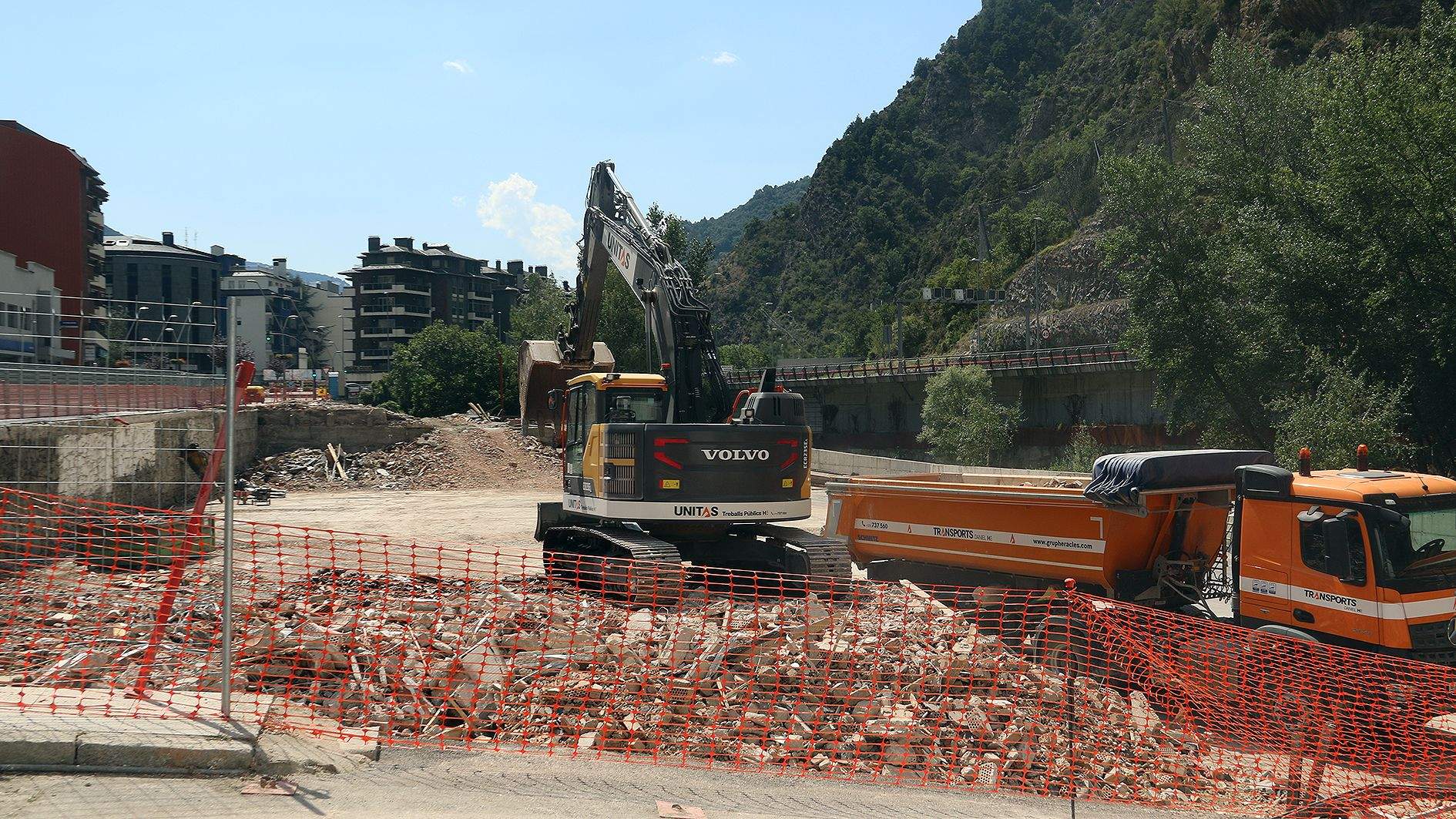 Treballs de retirada de runa després de l'enderroc de les antigues botigues.