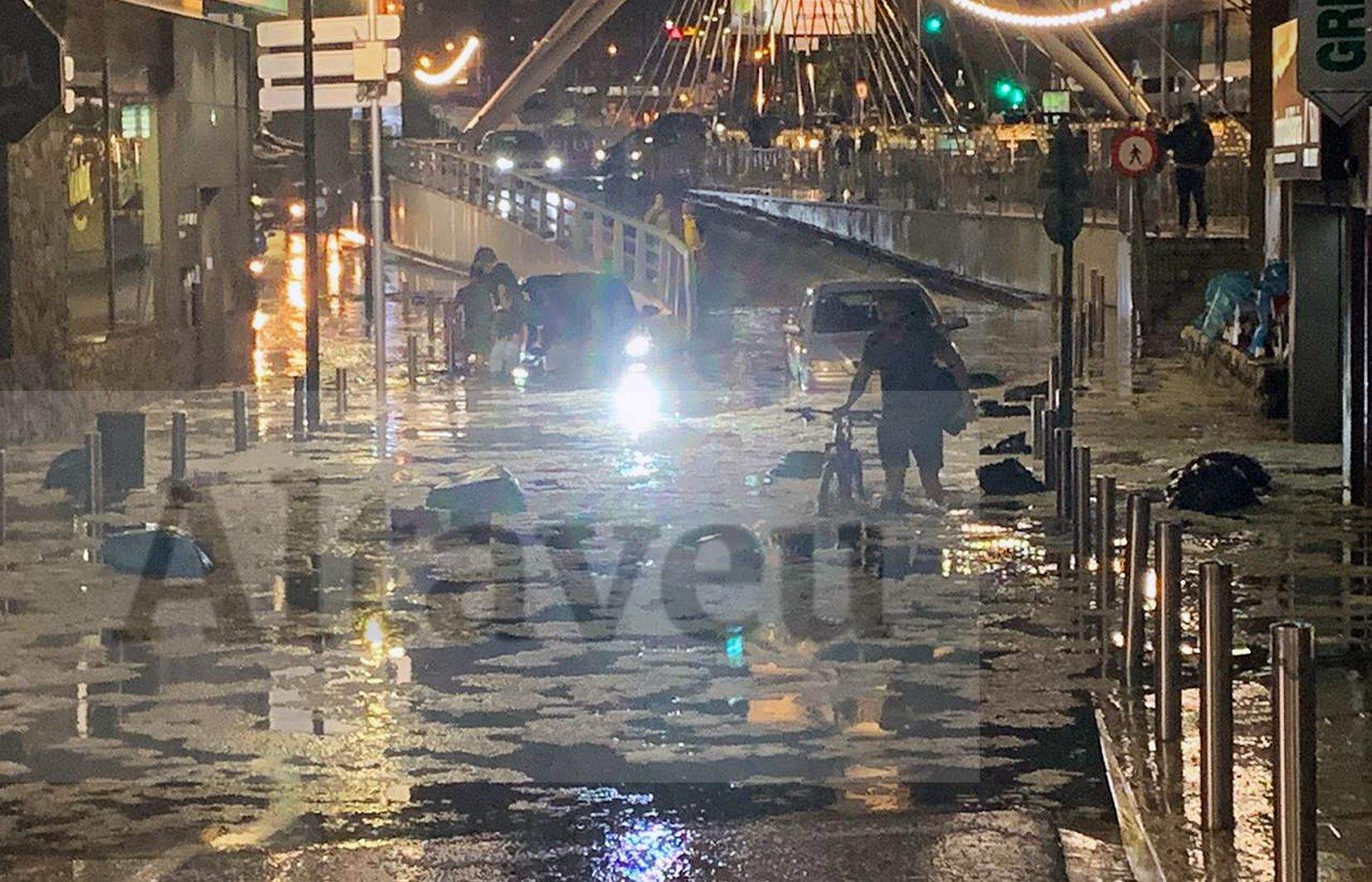 Un ciclista travessa una avinguda Mitjavila entollada i on han quedat atrapat diversos cotxes.