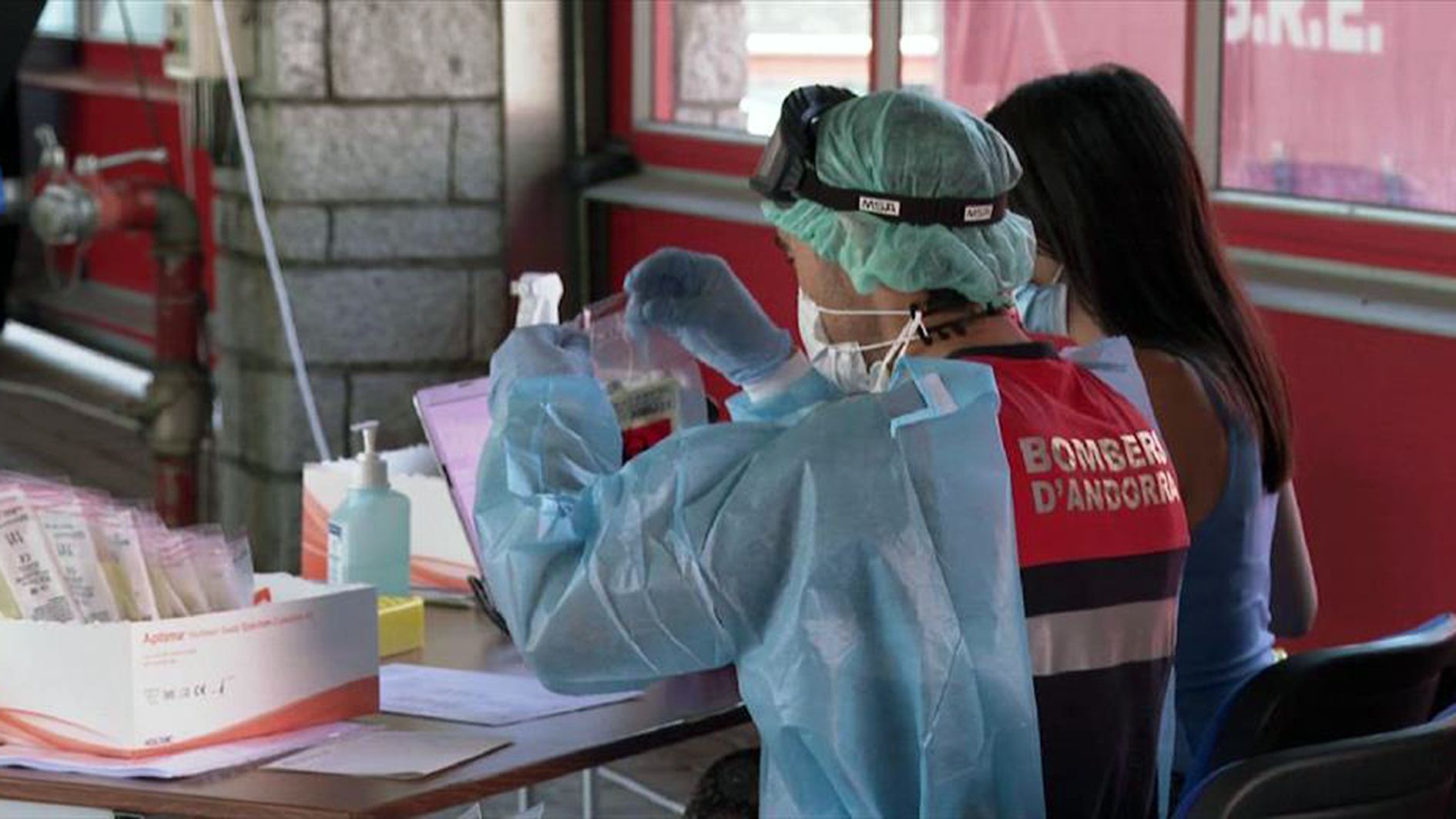 Un sanitari dels bombers endreçant una mostra.