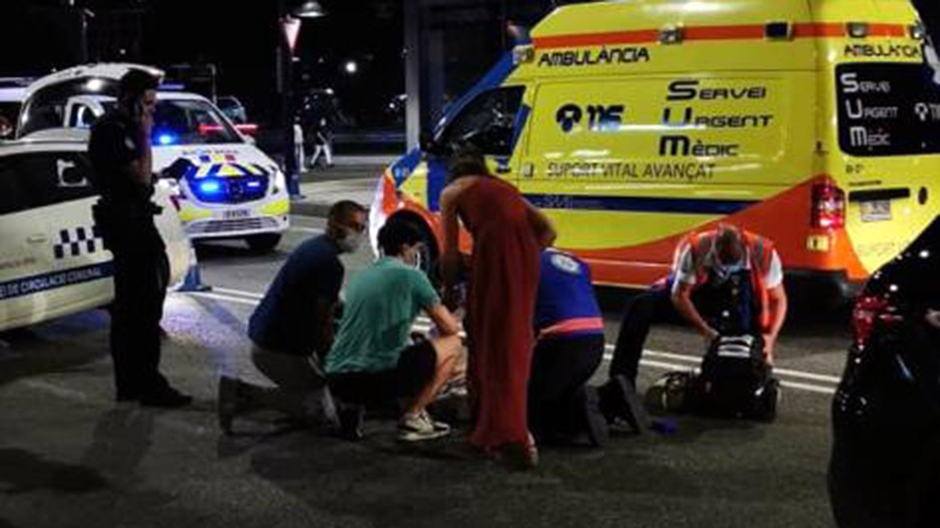 Sanitaris i ciutadans atenent la víctima de l'atropellament.