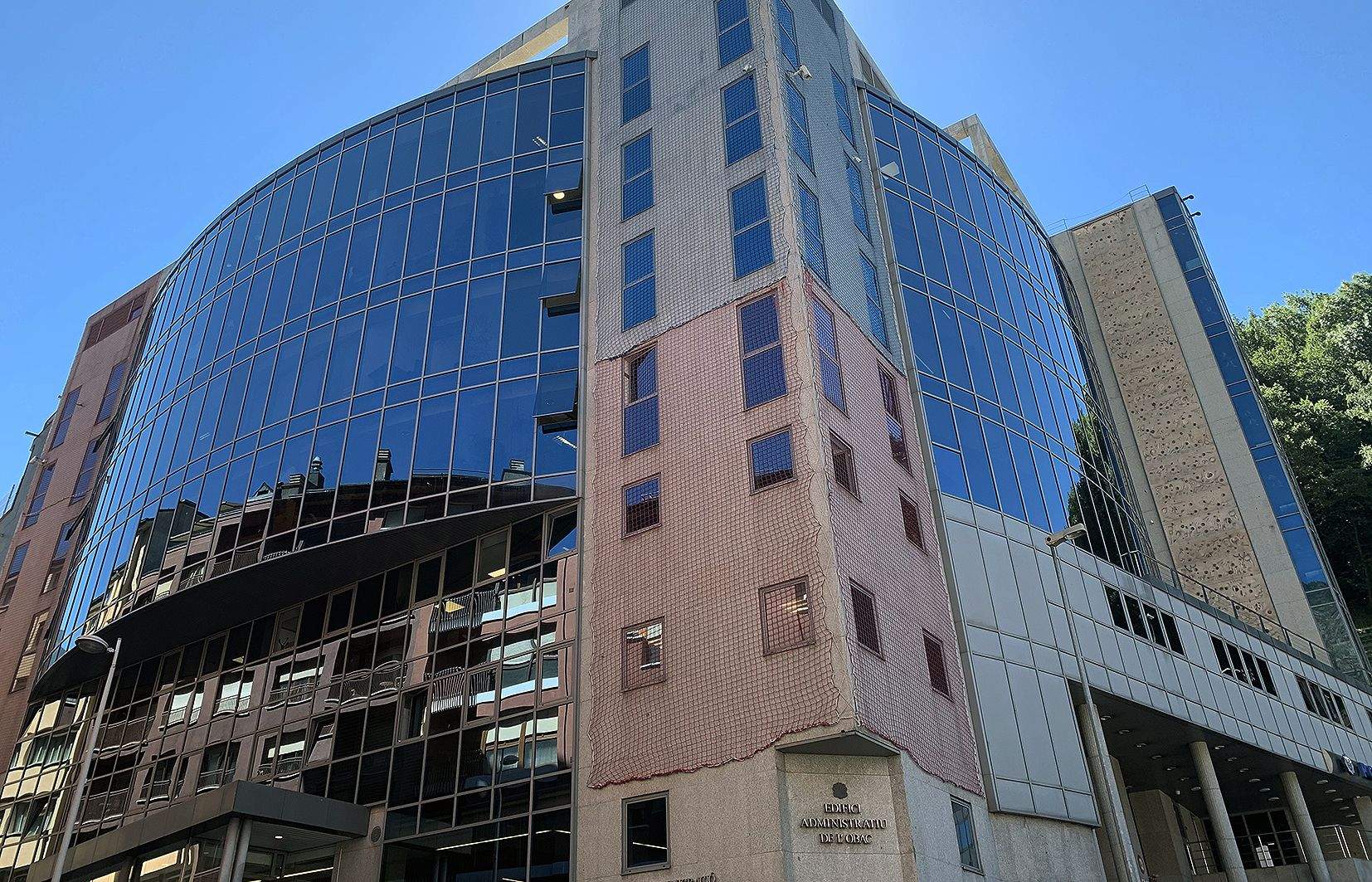 Diverses xarxes protegeixen diferents punts de l'edifici per evitar que eventuals despreniments surtin disparats.