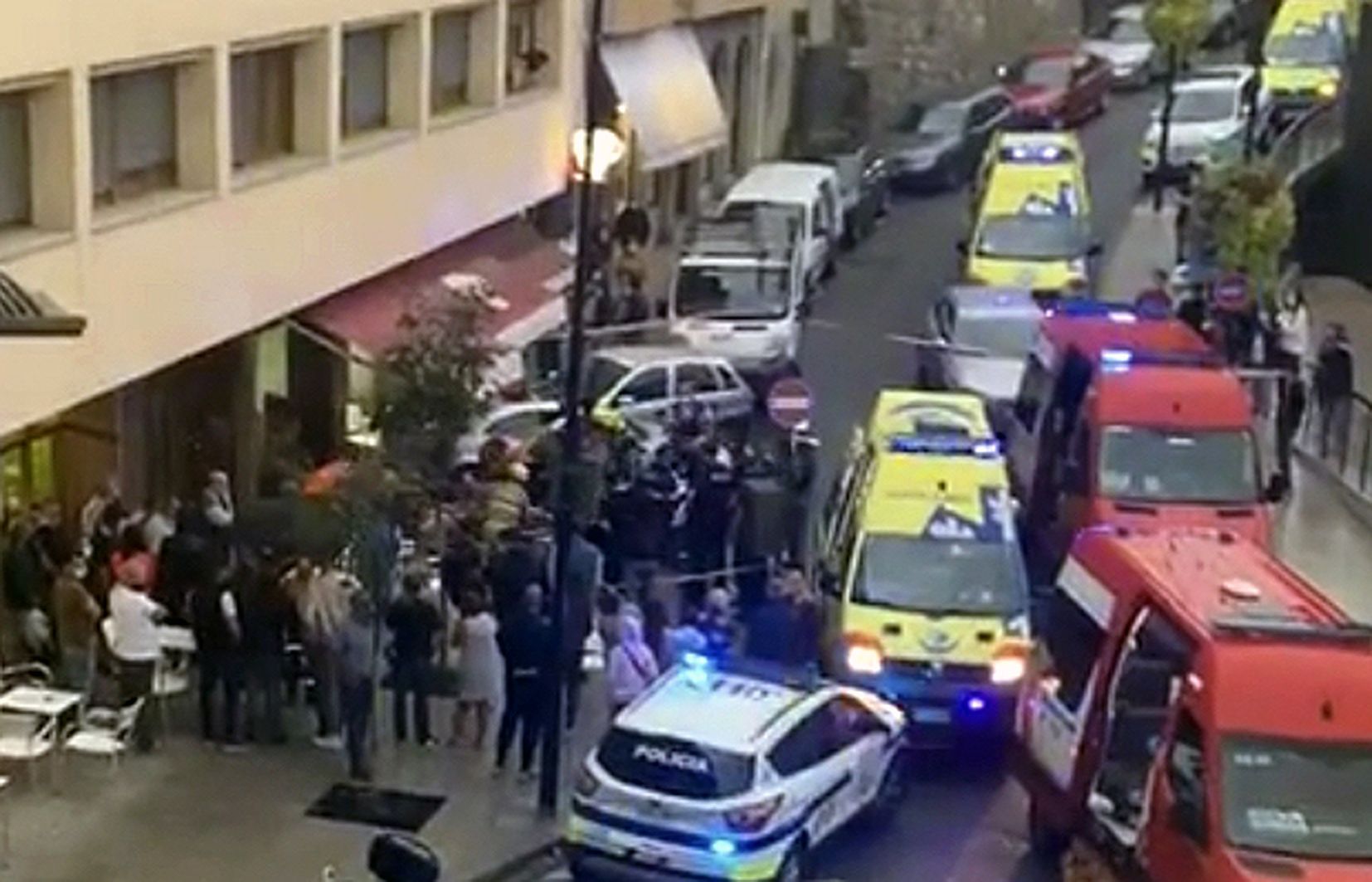 Els equips d'emergència treballant en l'accident.