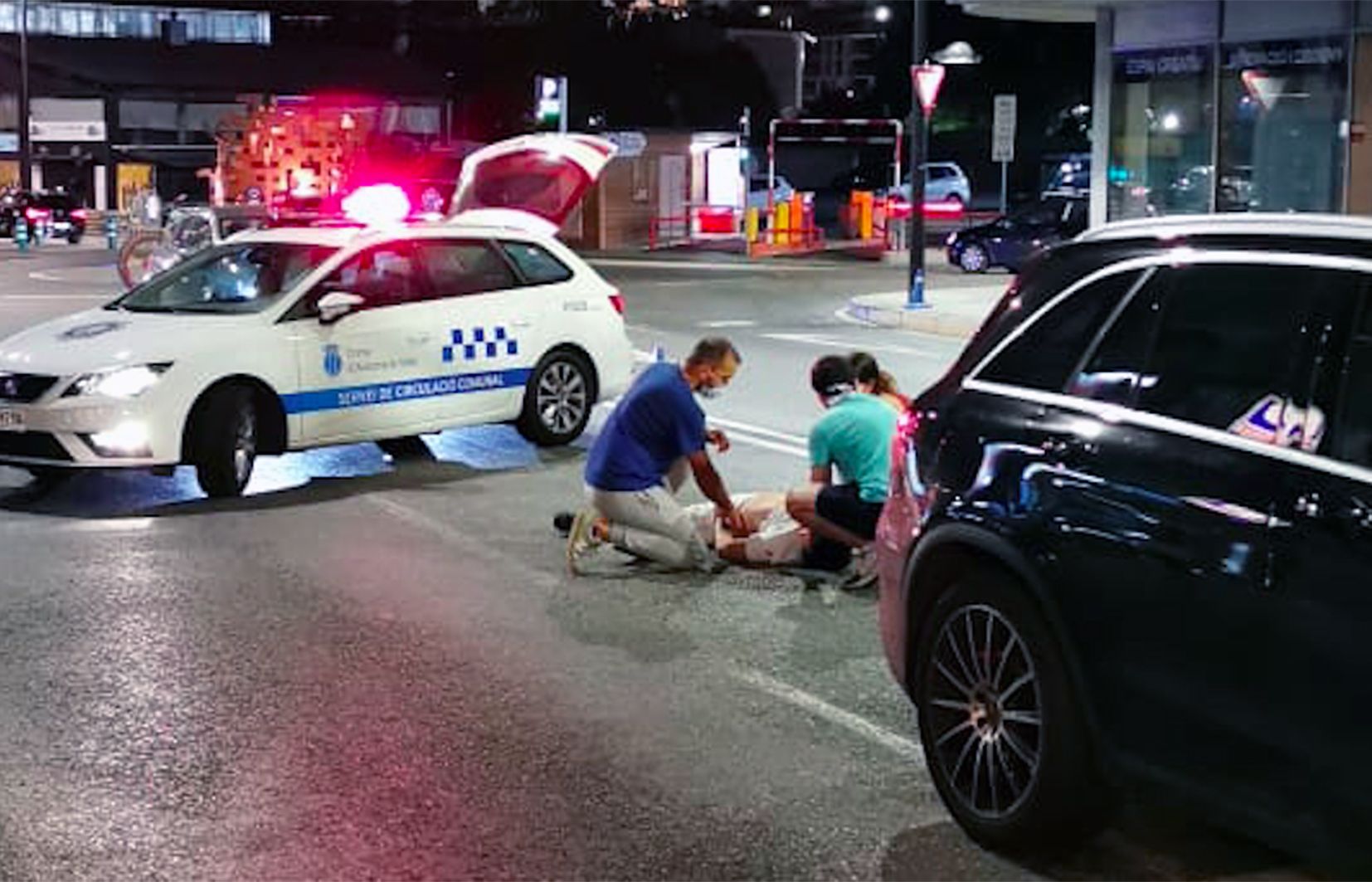 Atenció a la víctima de l'atropellament, a l'avinguda Tarragona, l'agost passat.