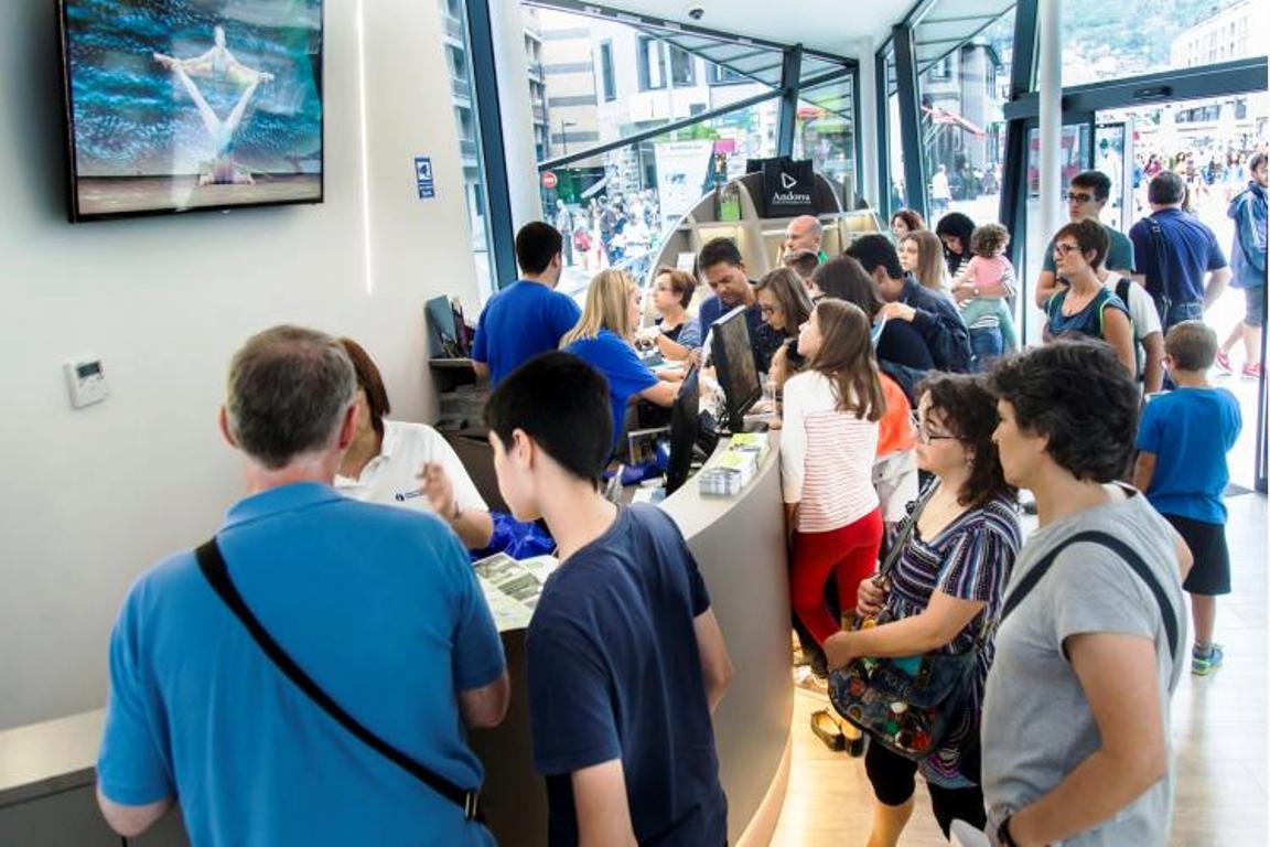 Visitants a l'oficina de turisme d'Andorra la Vella.