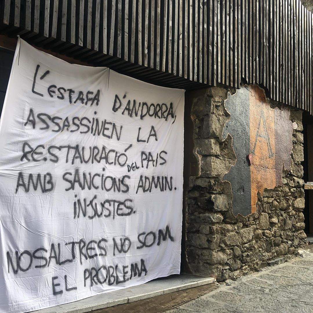 La pancarta en el local del carrer de la Vall.