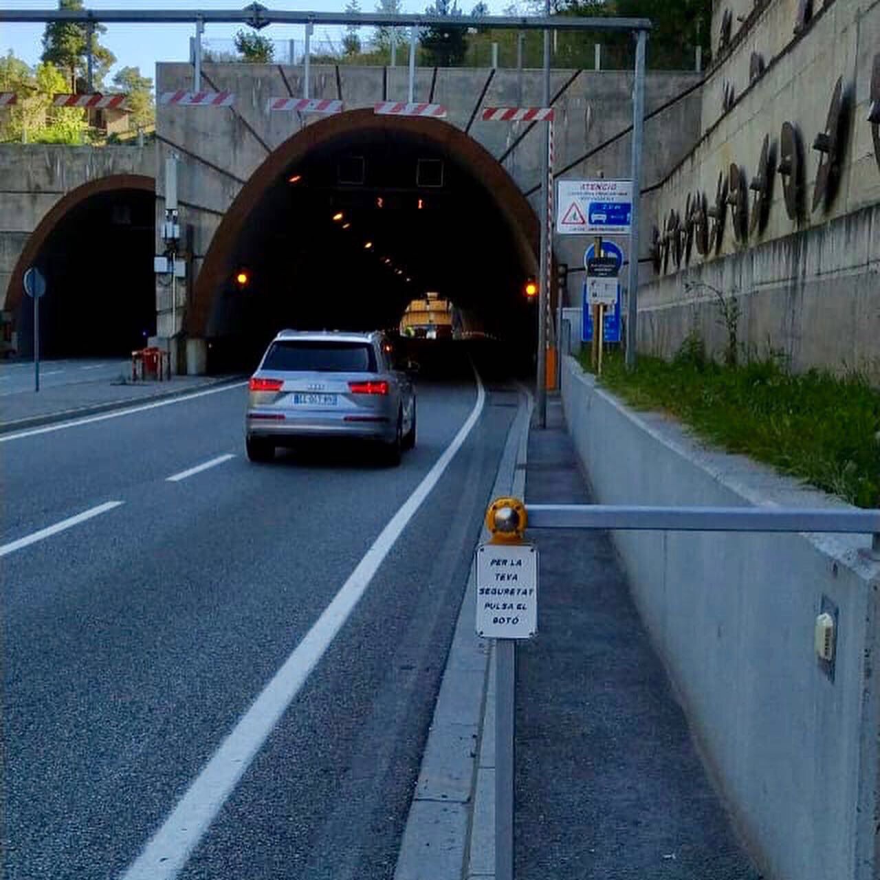 En primer terme el botó que cal polsar perquè s'activi la il·luminació.