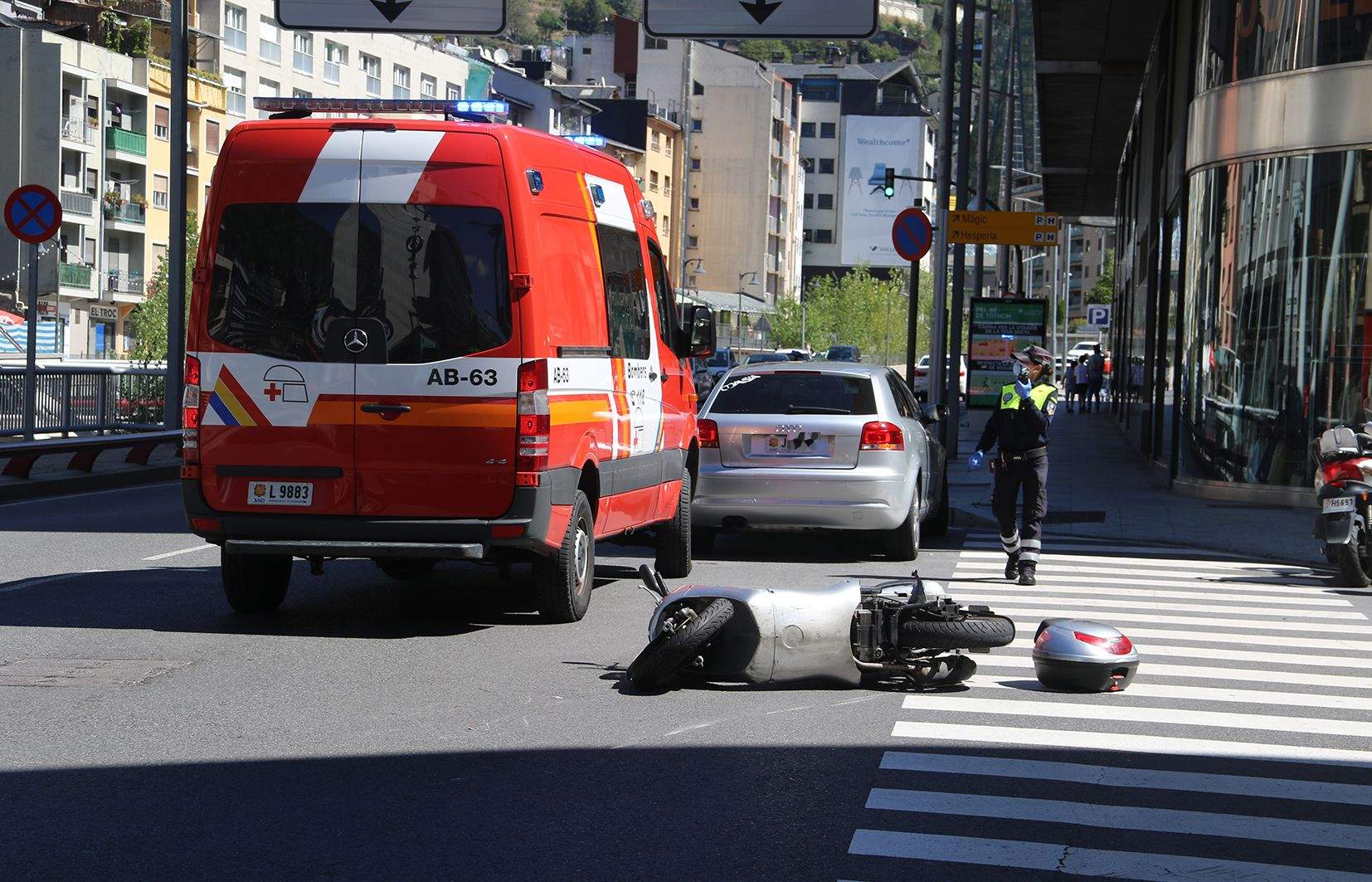 En primer terme la moto que conduïa el ferit.