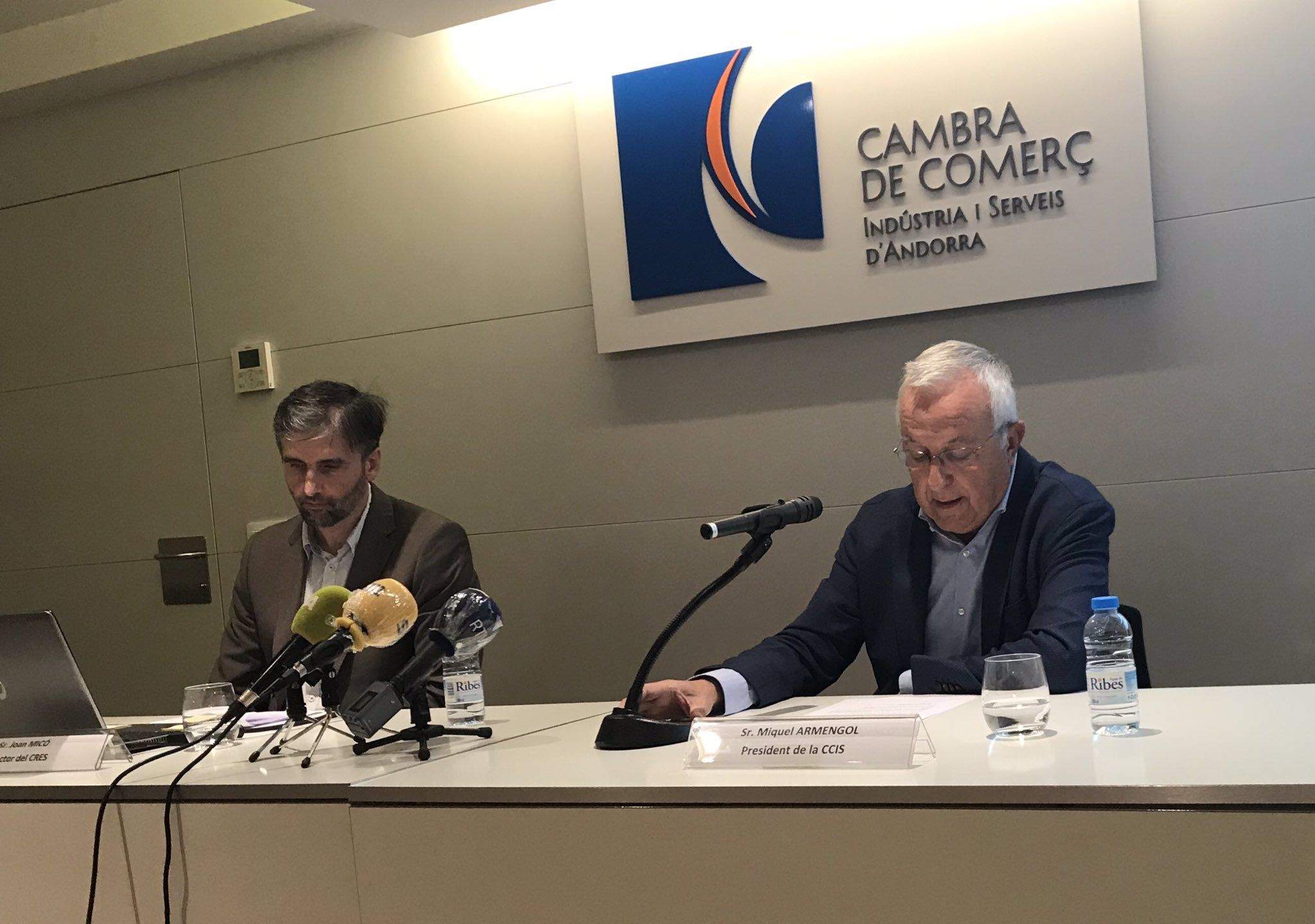 El director del CRES, Joan Micó i el president de la Cambra, Miquel Armengol durant la presentació de l'enquesta.